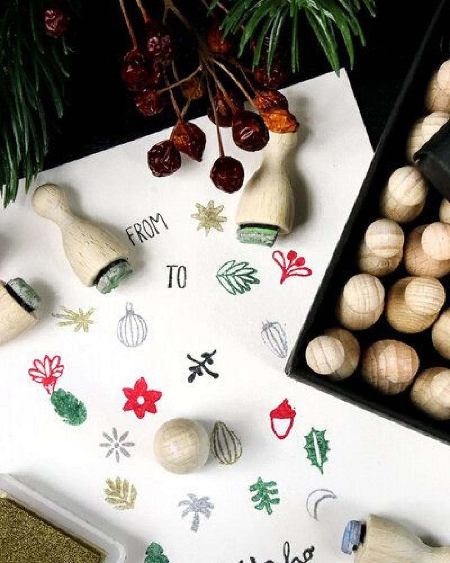 STUDIO KARAMELO HAPPY ADVENT – Adventskalender Stempelset mit 24 Ministempeln & Stempelkissen Gold & Silber – Ansicht 3
