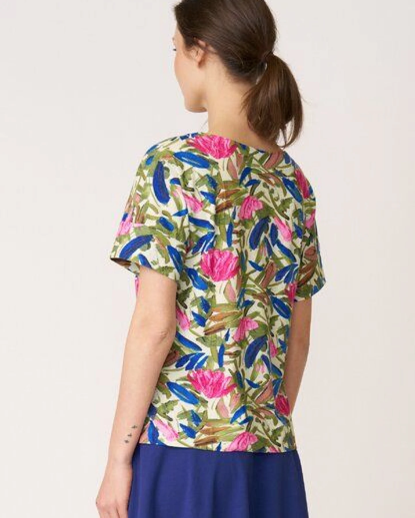 LANA Organic Blumenshirt aus Bio Baumwolle, Modell Sarah – Ansicht 4