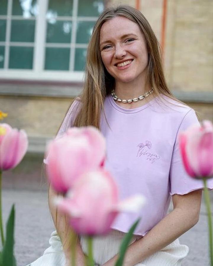 Vivien Joy Florales Crop-Shirt mit verspieltem Rückenausschnitt - Blossom Out T-Shirt