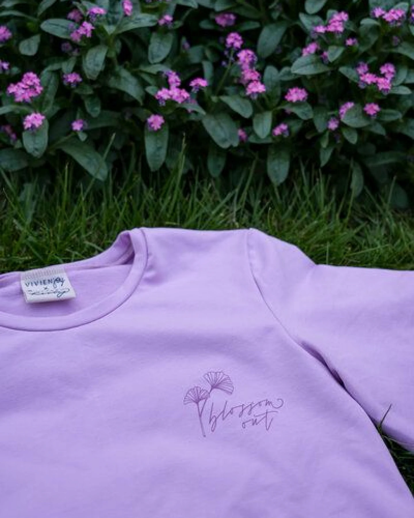 Vivien Joy Florales Crop-Shirt mit verspieltem Rückenausschnitt - Blossom Out T-Shirt – Ansicht 3