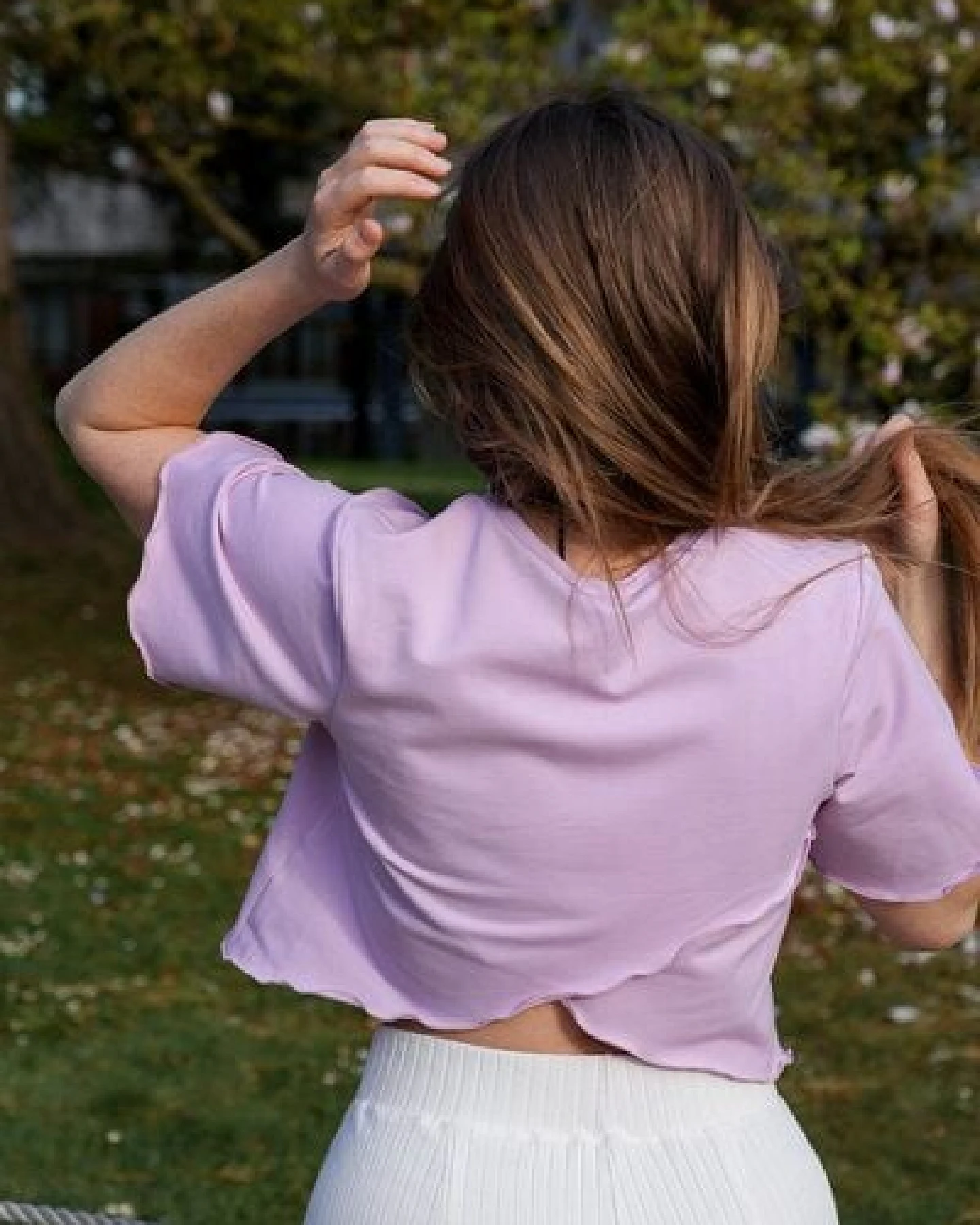 Vivien Joy Florales Crop-Shirt mit verspieltem Rückenausschnitt - Blossom Out T-Shirt – Ansicht 4