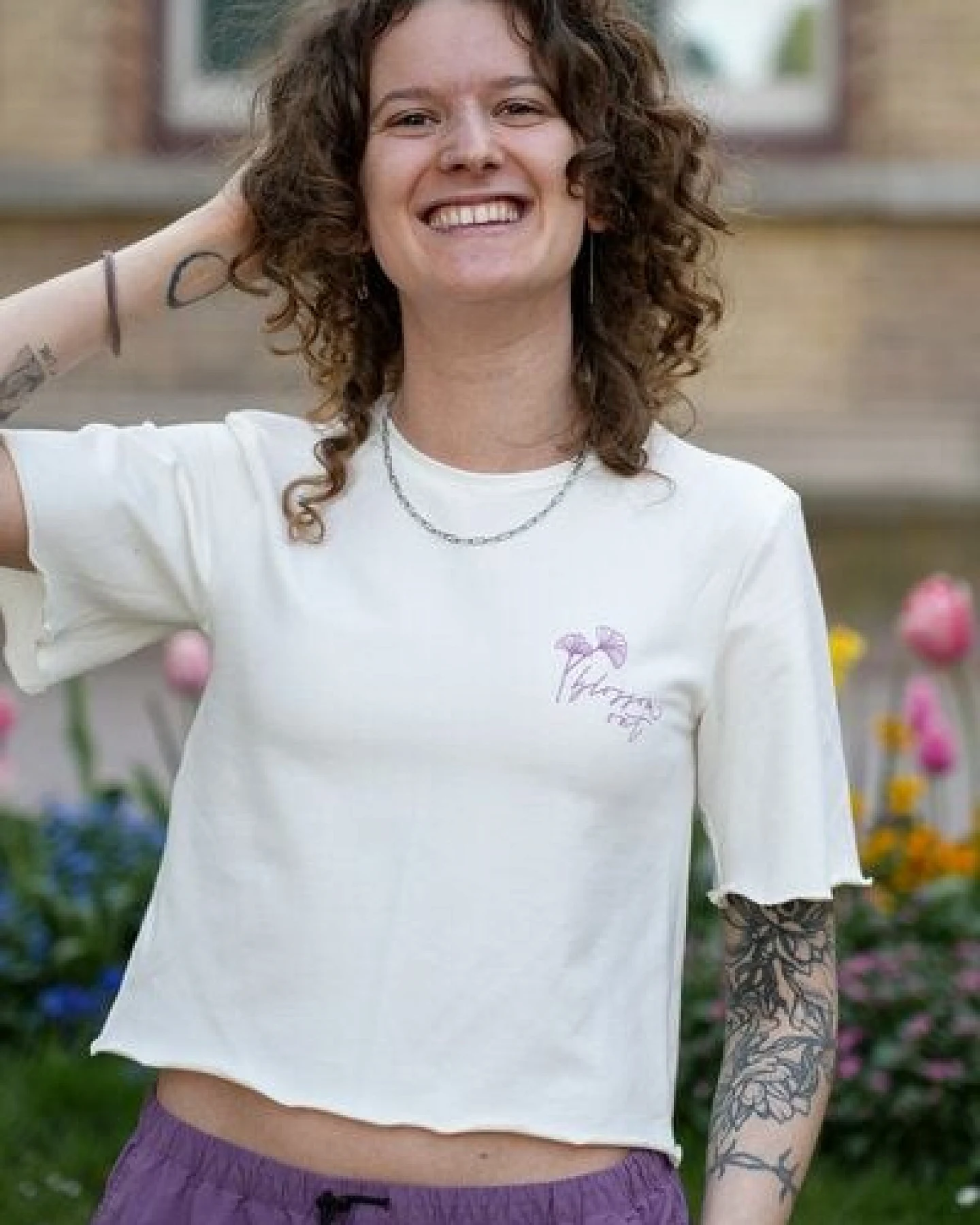 Vivien Joy Florales Crop-Shirt mit verspieltem Rückenausschnitt - Blossom Out T-Shirt – Ansicht 3