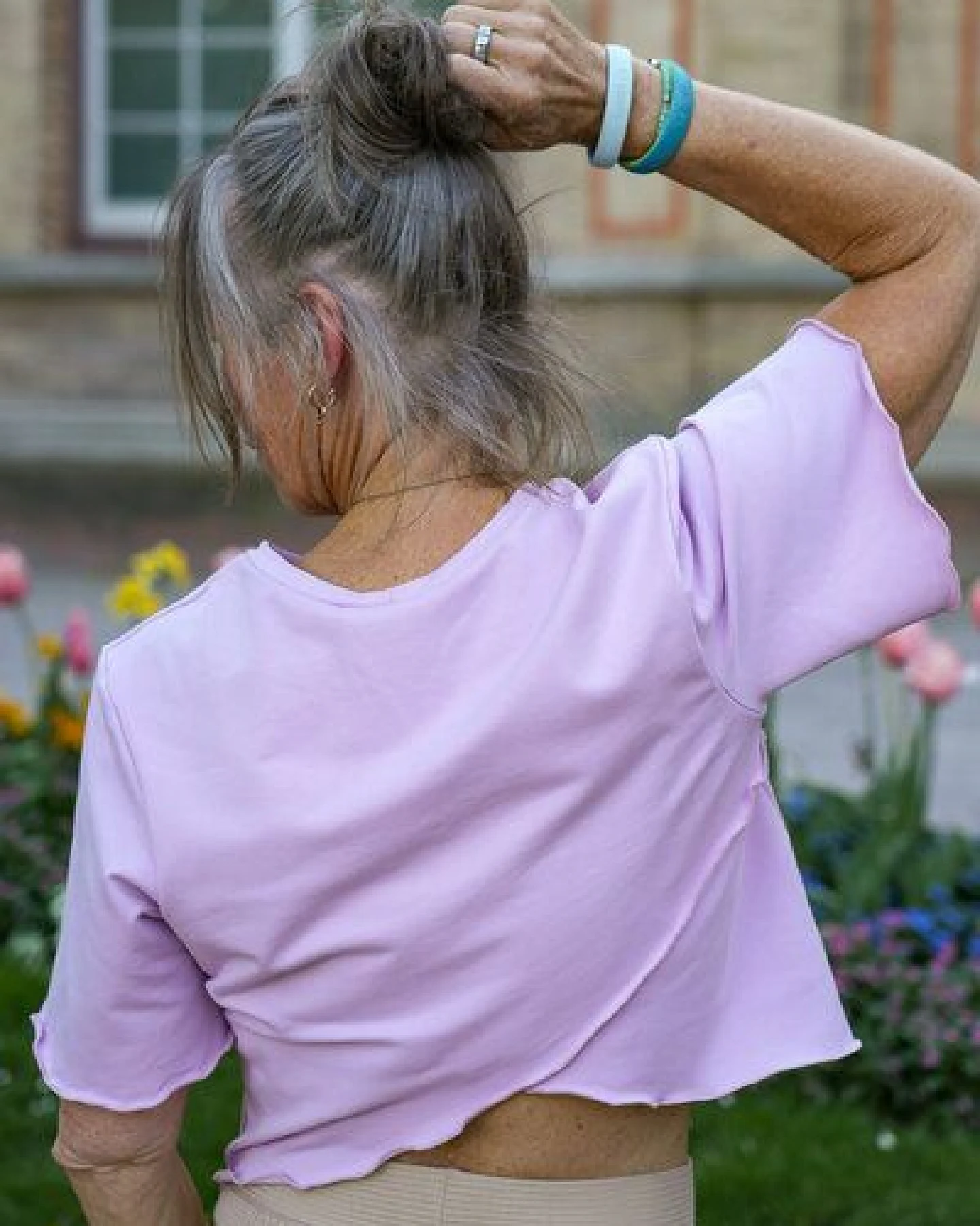 Vivien Joy Florales Crop-Shirt mit verspieltem Rückenausschnitt - Blossom Out T-Shirt – Ansicht 3