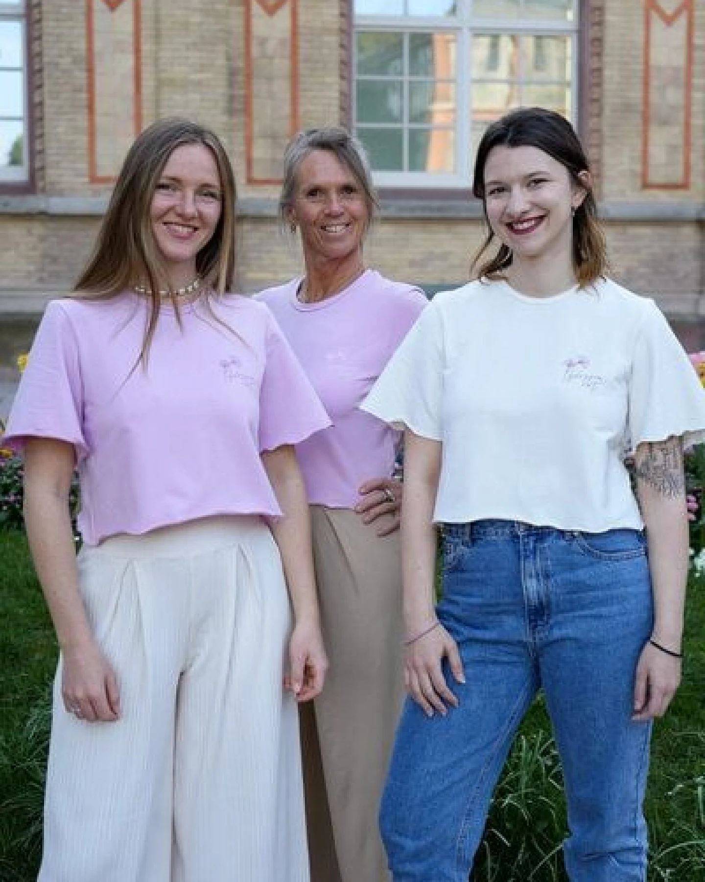 Vivien Joy Florales Crop-Shirt mit verspieltem Rückenausschnitt - Blossom Out T-Shirt – Ansicht 4