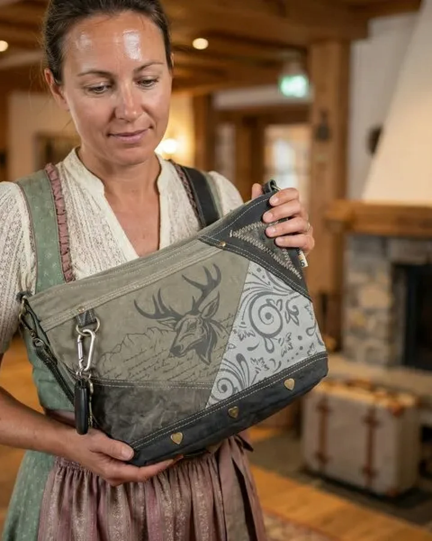 Domelo Trachtentasche. Große Canvas Umhängetasche mit Hirschmotiv – Ansicht 2
