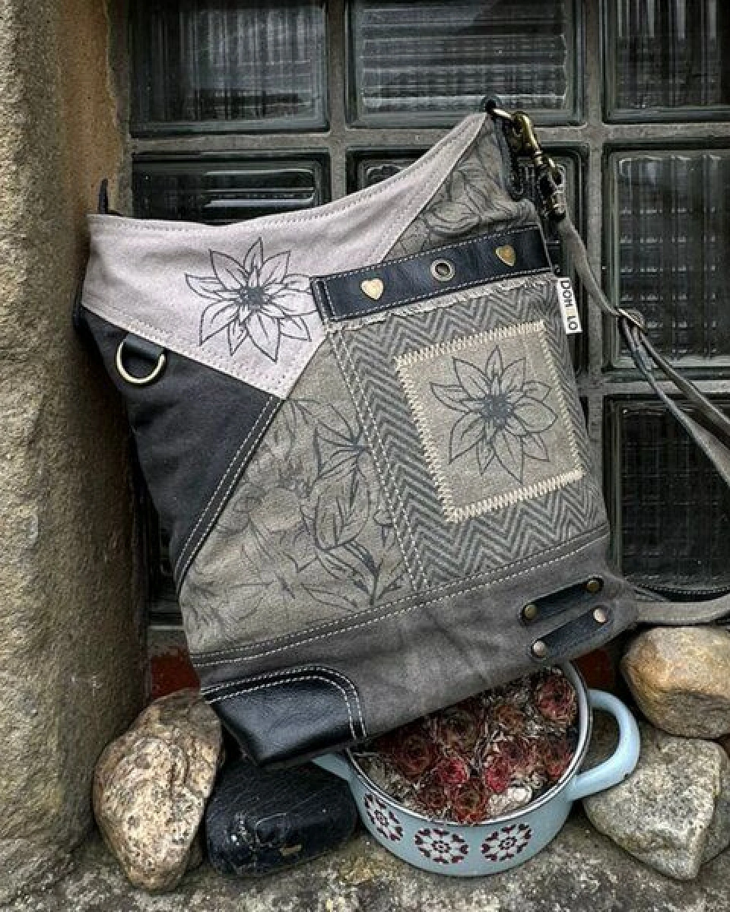 Domelo Trachtentasche. Große grau schwarz Umhängetasche mit Edelweiss – Ansicht 2