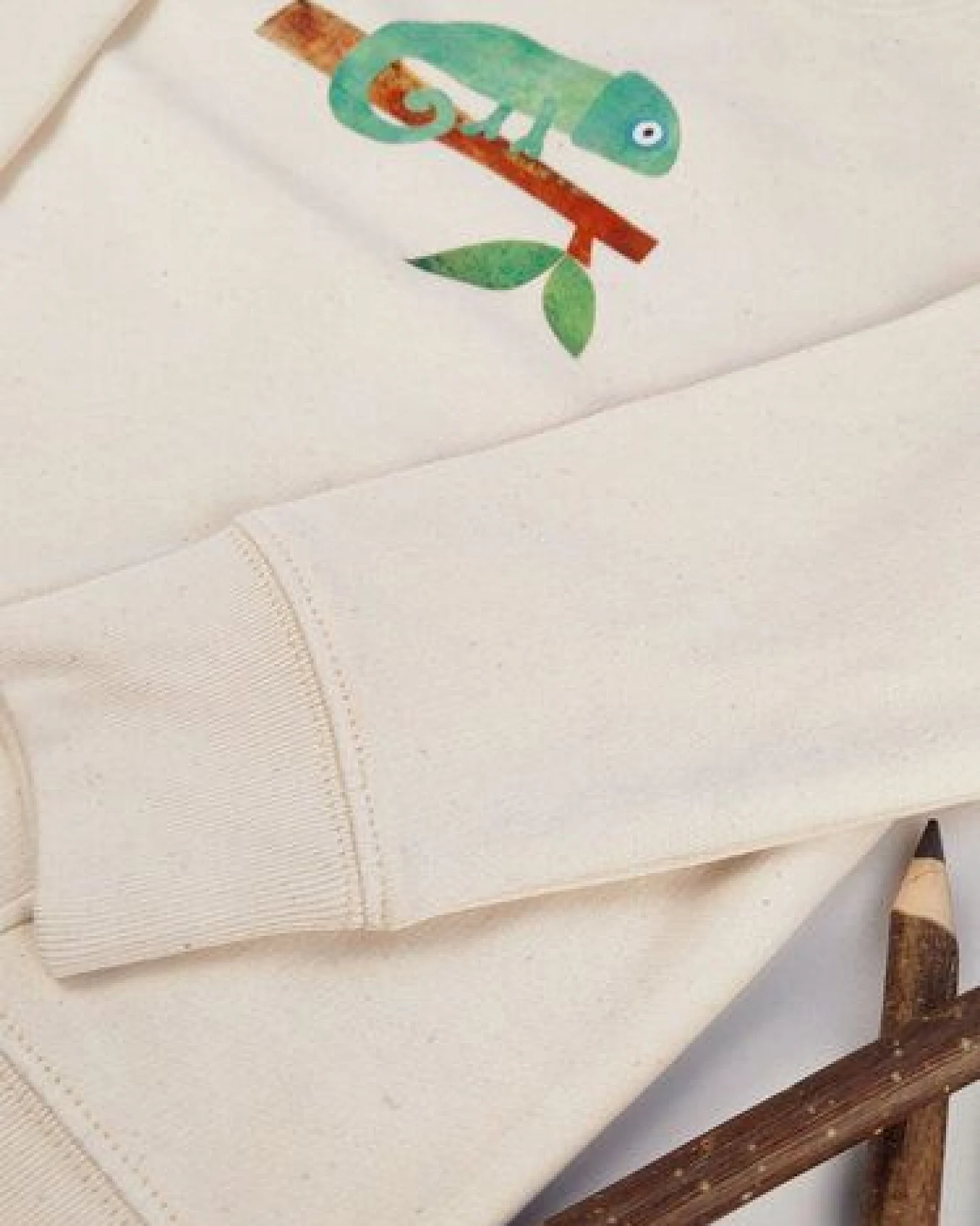 Meladi Kinder Sweater aus Biobaumwolle - Chamäleon auf Natural White – Ansicht 2