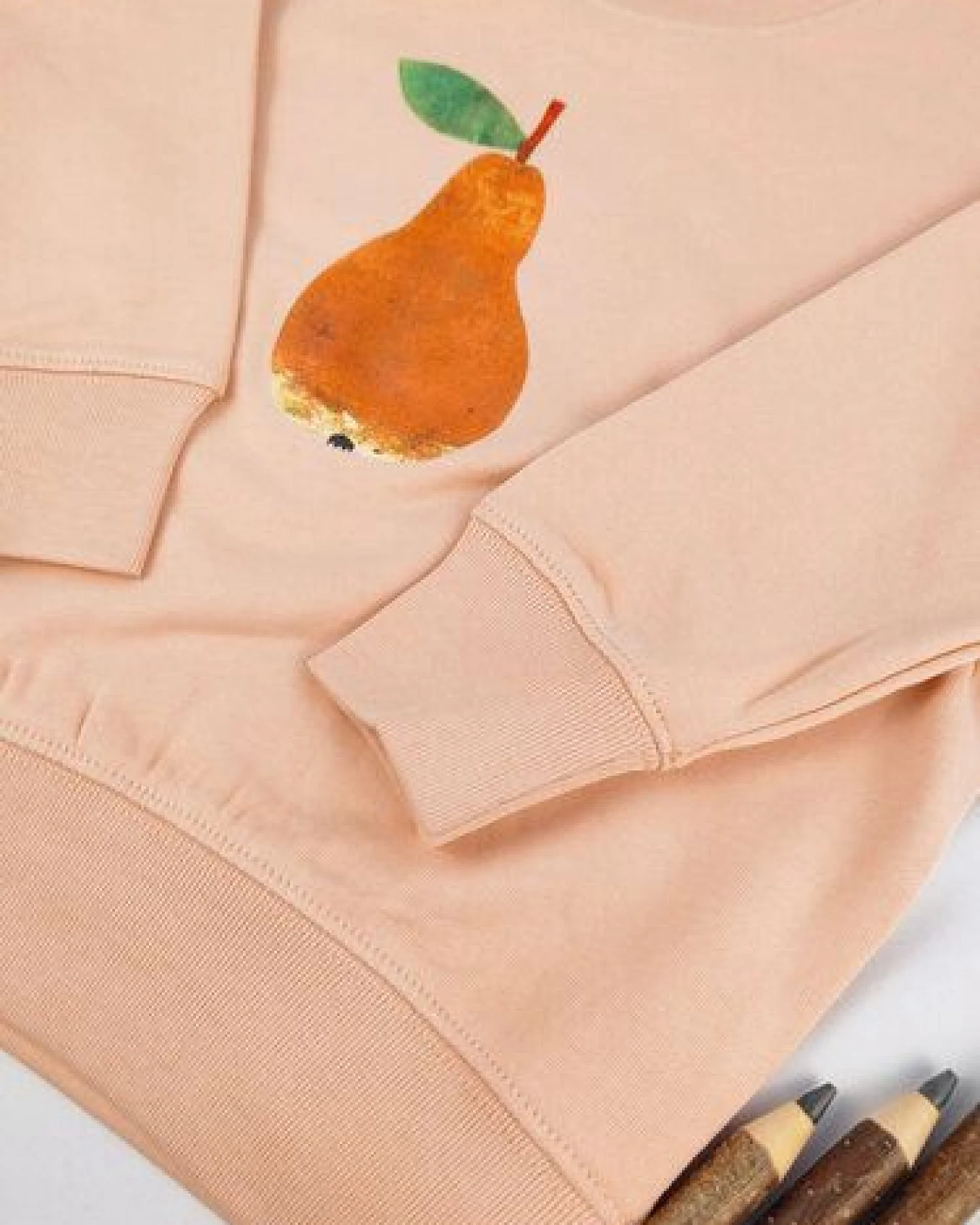 Meladi Kinder Sweater aus Biobaumwolle - Birne auf Creme Latte – Ansicht 2