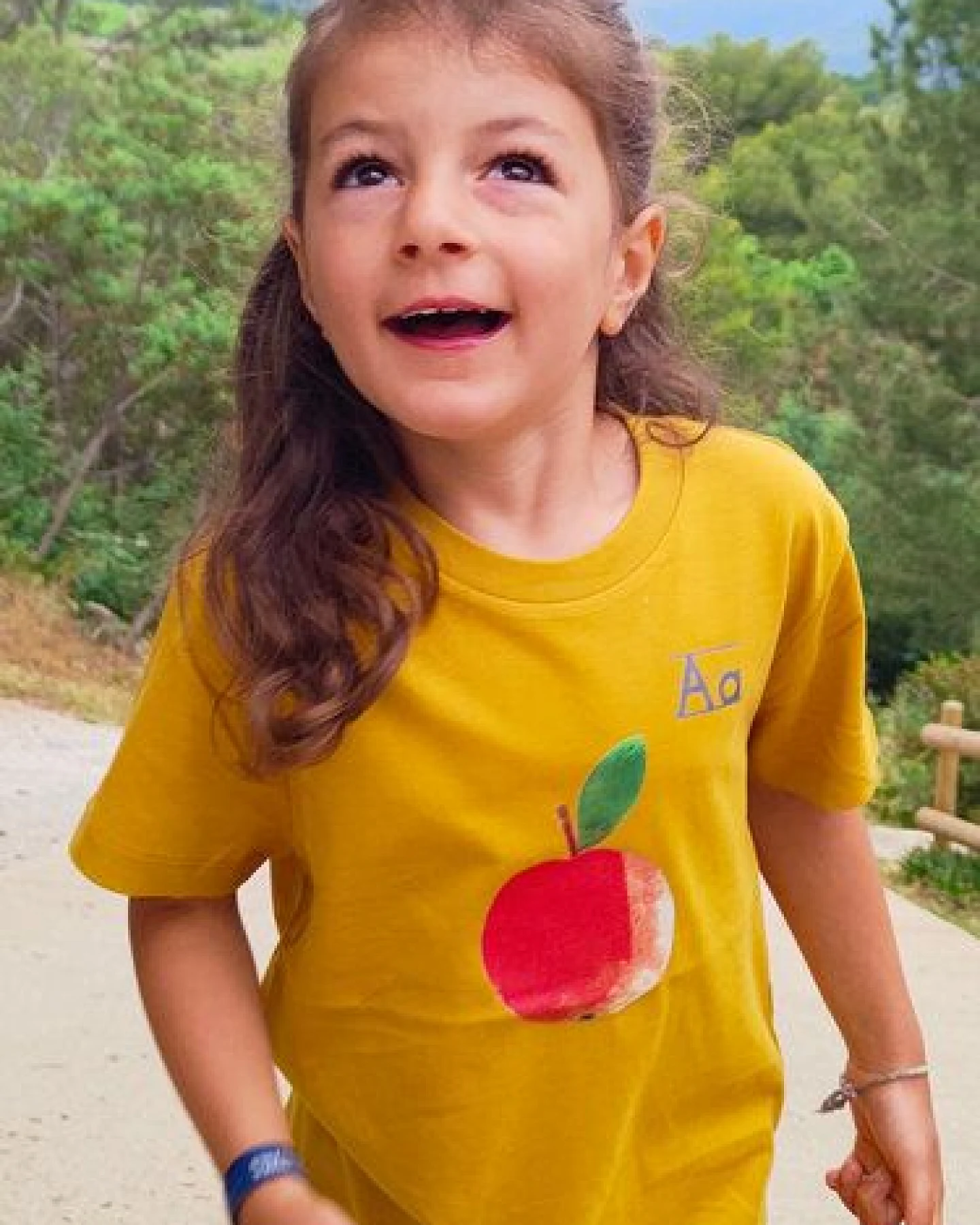 Meladi Kinder Shirt aus Biobaumwolle - Apfel auf Ocre Gelb – Ansicht 2