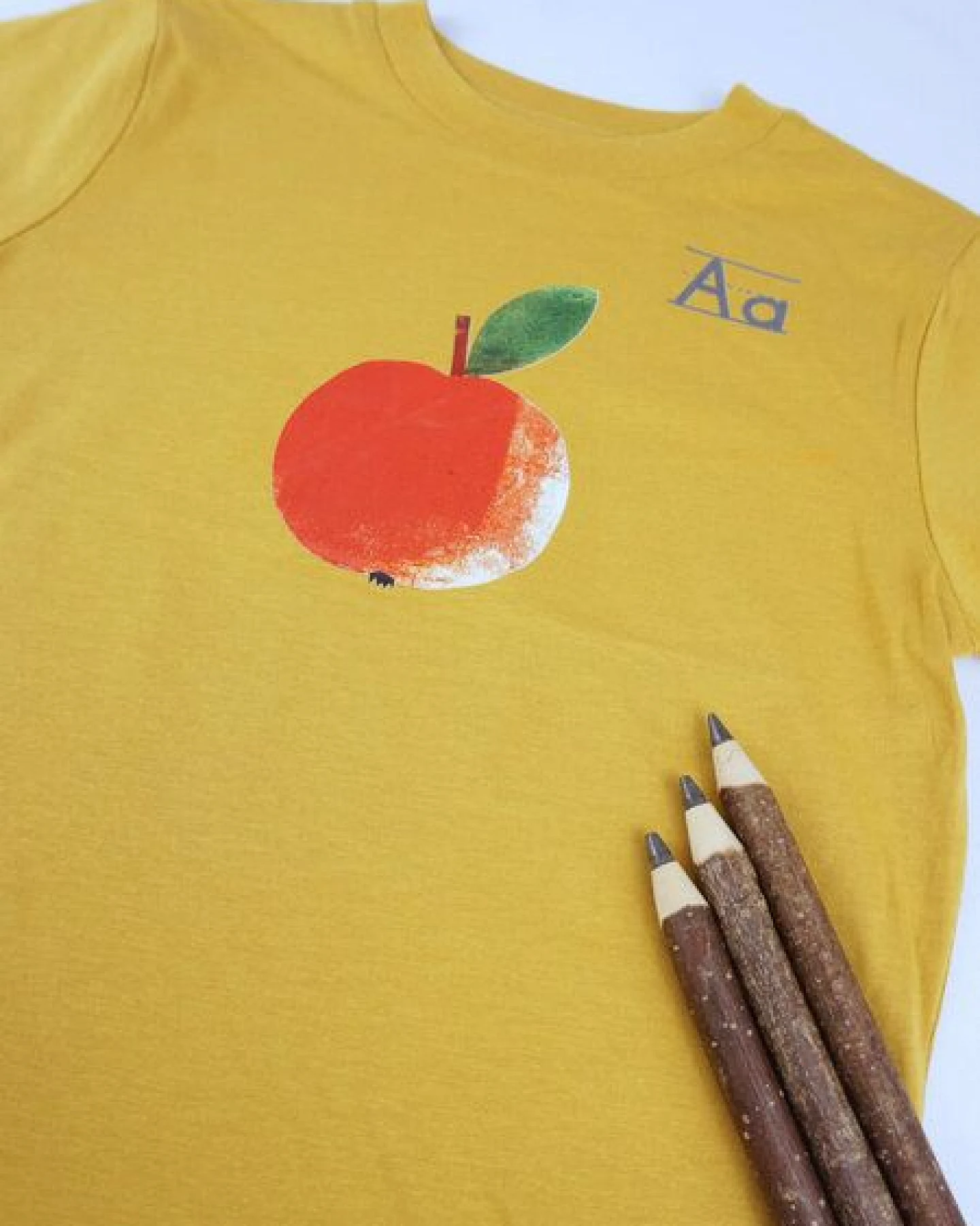 MELAdi Kinder Shirt aus Biobaumwolle - Apfel auf Ocre Gelb – Ansicht 4