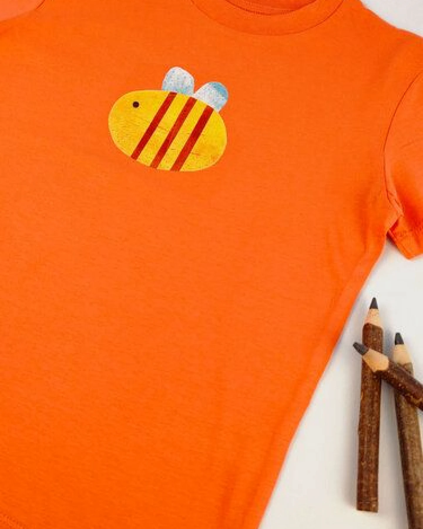 Meladi Kinder Shirt aus Biobaumwolle - Hummel auf Orange – Ansicht 2