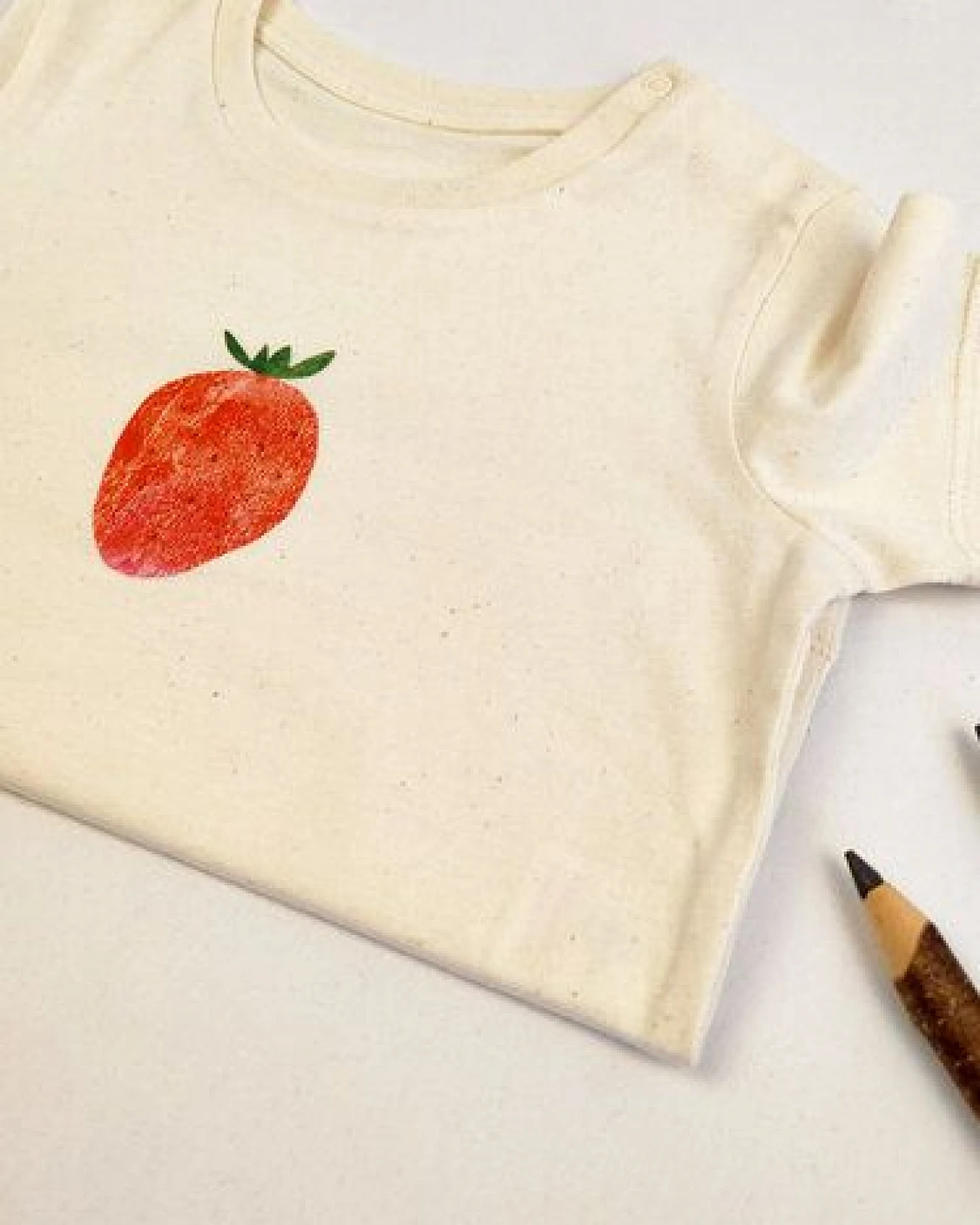Meladi Kinder Baby-Shirt aus Biobaumwolle - Erdbeere auf Natural Raw – Ansicht 3