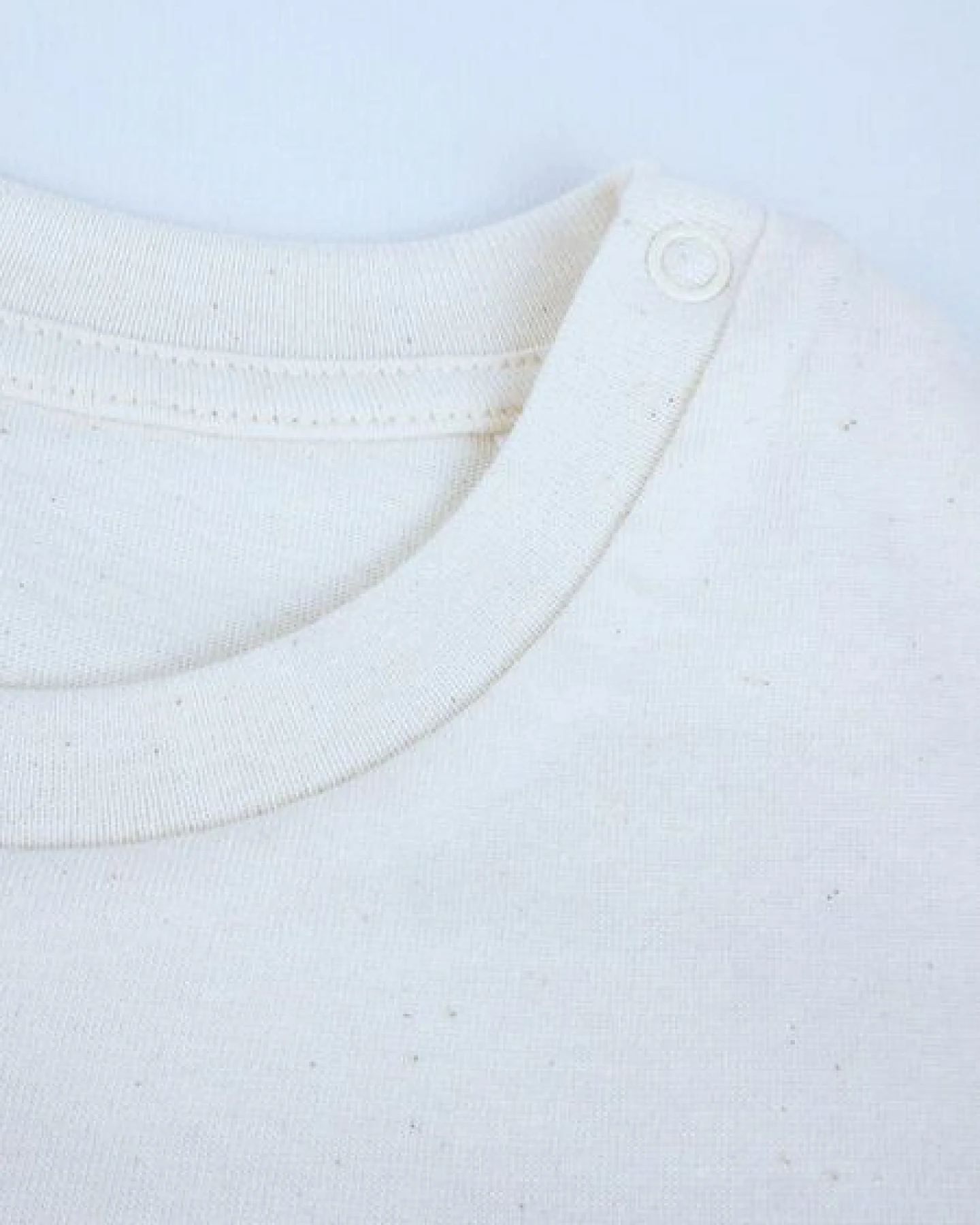 MELAdi Kinder Baby - Shirt aus Biobaumwolle - Erdbeere auf Natural Raw – Ansicht 2