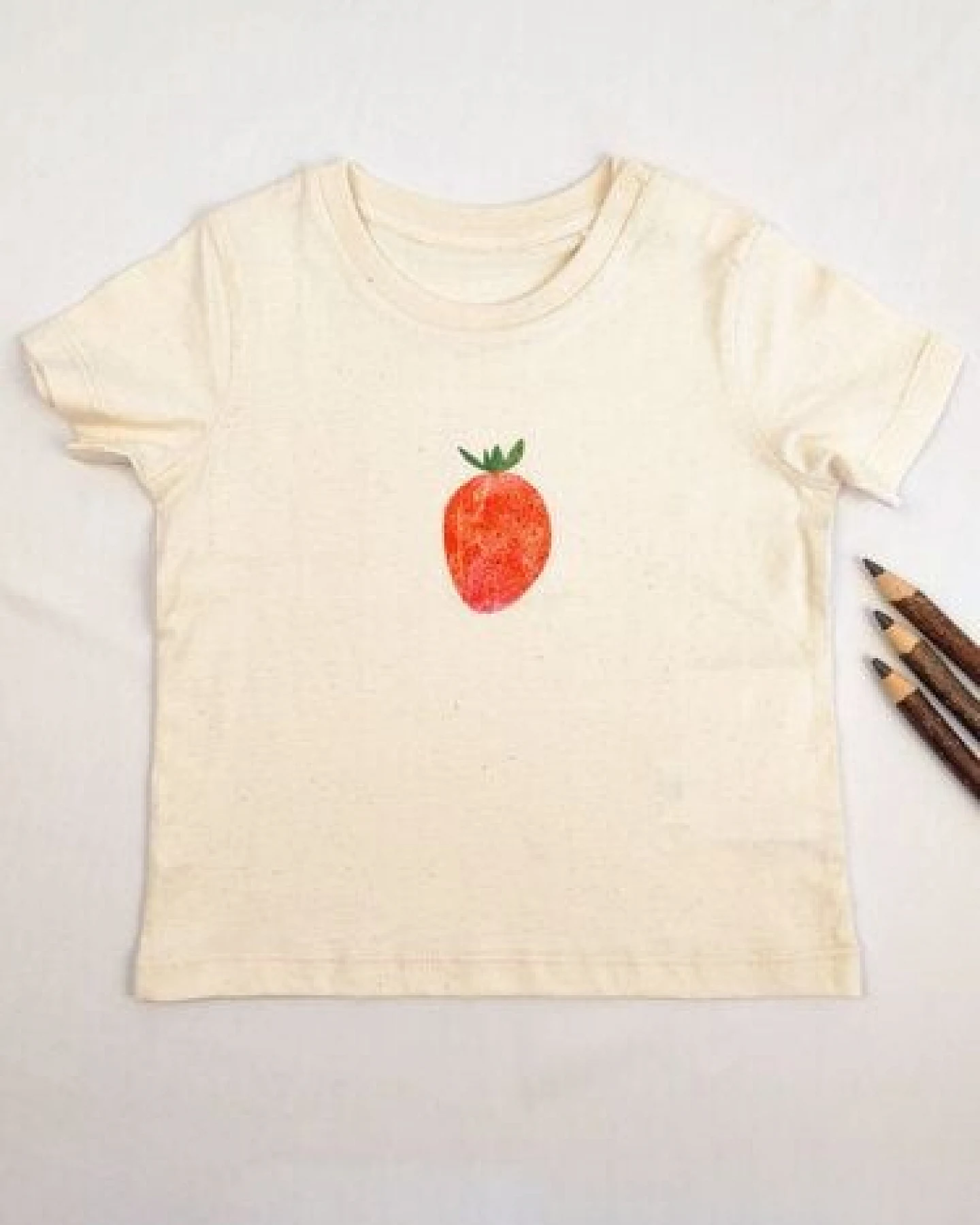 Meladi Kinder Baby-Shirt aus Biobaumwolle - Erdbeere auf Natural Raw – Ansicht 4