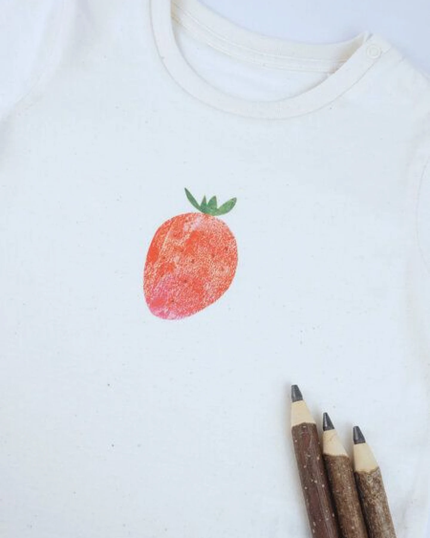 MELAdi Kinder Baby - Shirt aus Biobaumwolle - Erdbeere auf Natural Raw – Ansicht 4