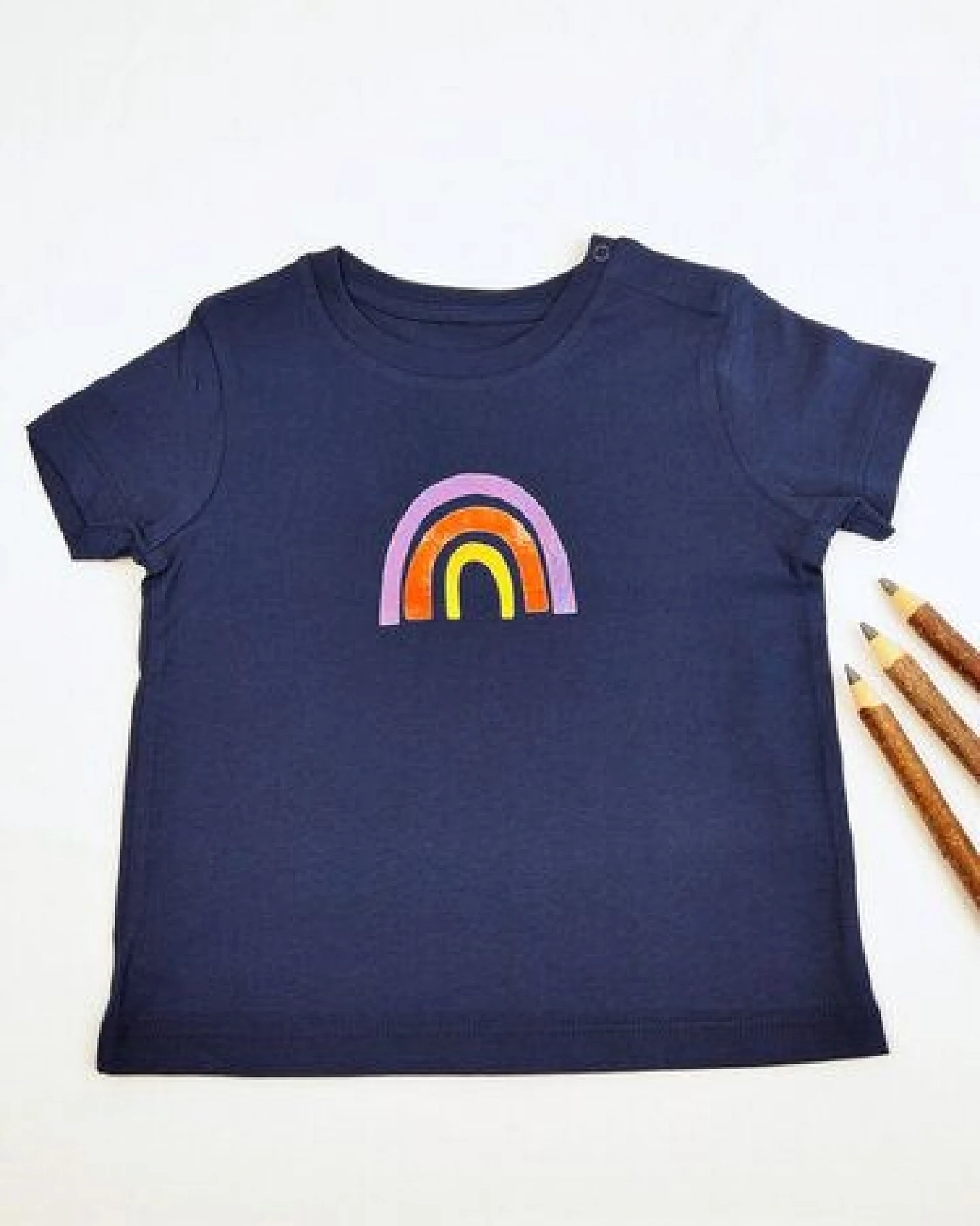 Meladi Kinder Baby-Shirt aus Biobaumwolle - Regenbogen auf Navy Blau – Ansicht 2