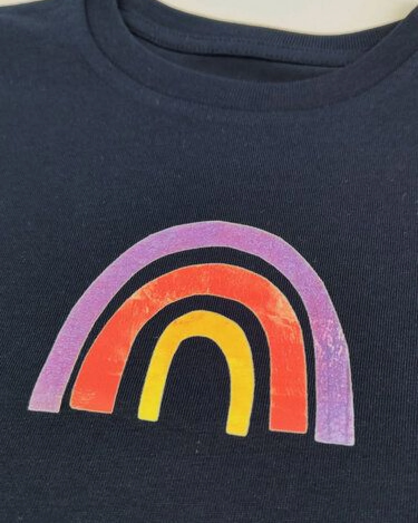 Meladi Kinder Baby-Shirt aus Biobaumwolle - Regenbogen auf Navy Blau – Ansicht 3