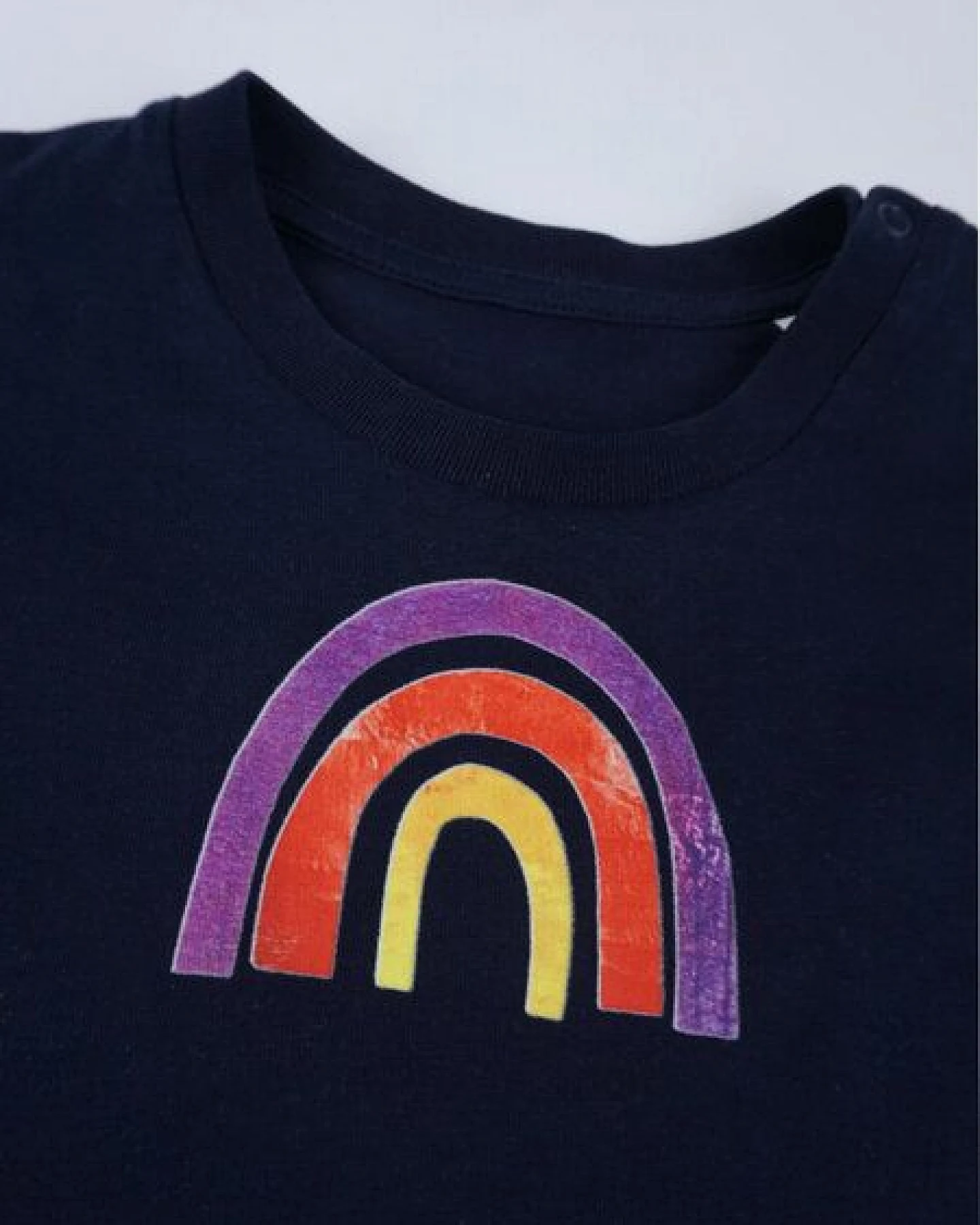 MELAdi Kinder Baby - Shirt aus Biobaumwolle - Regenbogen auf Navy Blau – Ansicht 3