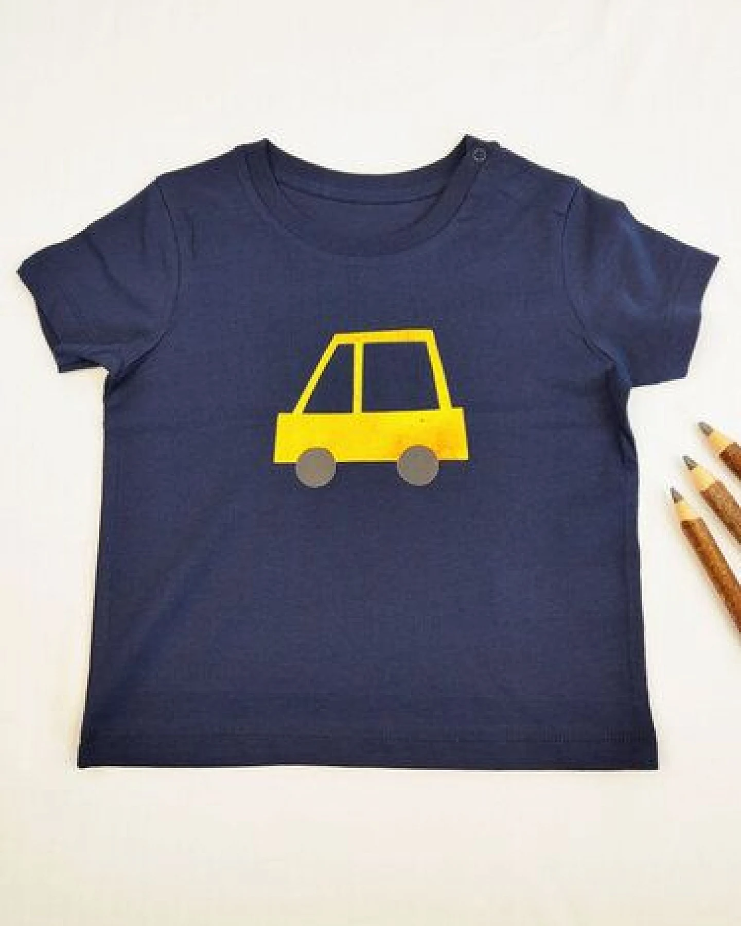 Meladi Kinder Baby-Shirt aus Biobaumwolle - Gelbes Auto auf Navy Blau – Ansicht 2