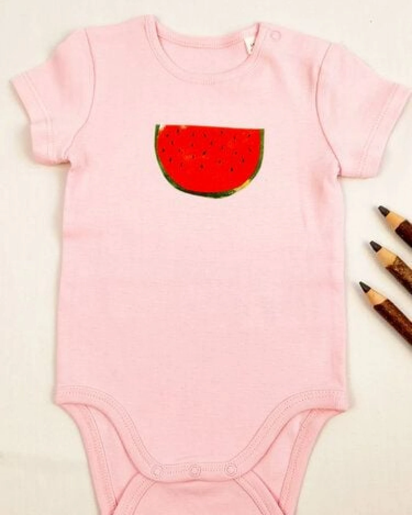 Meladi Kinder Baby-Body aus Biobaumwolle - Melone auf Pink – Ansicht 3