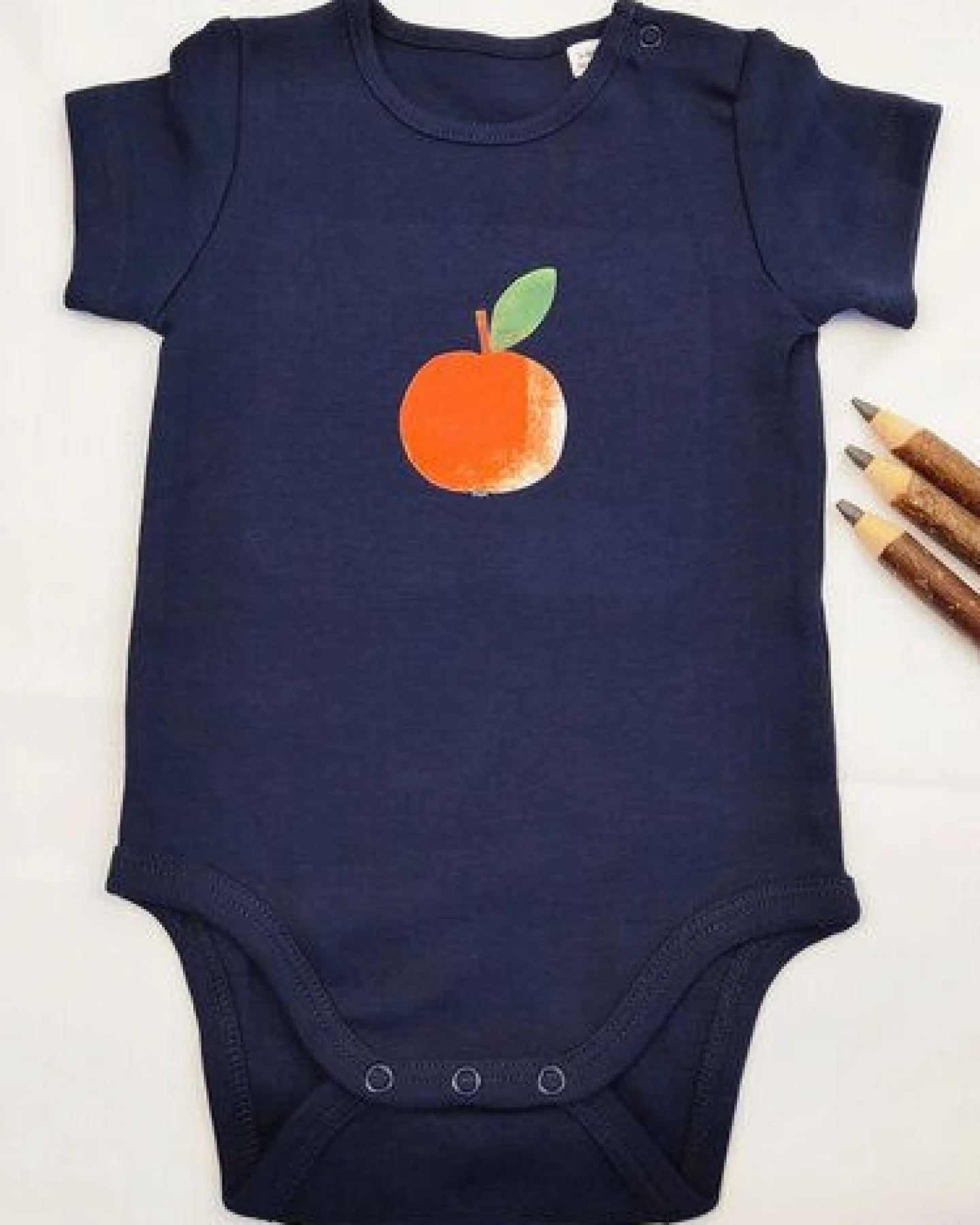 Meladi Kinder Baby-Body aus Biobaumwolle - Apfel auf Navy Blau – Ansicht 2