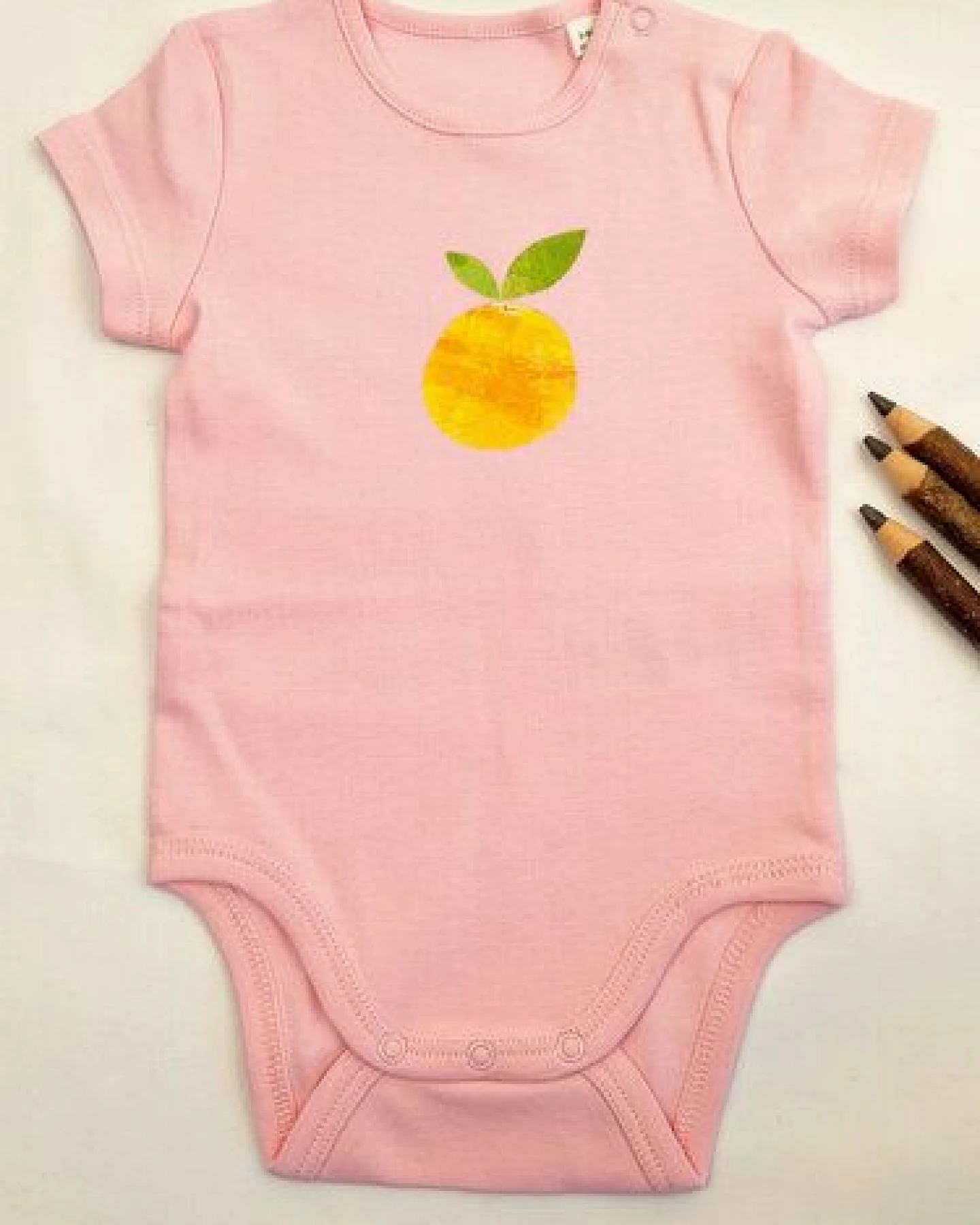 MELAdi Kinder Baby-Body aus Biobaumwolle - Orange auf Pink – Ansicht 4
