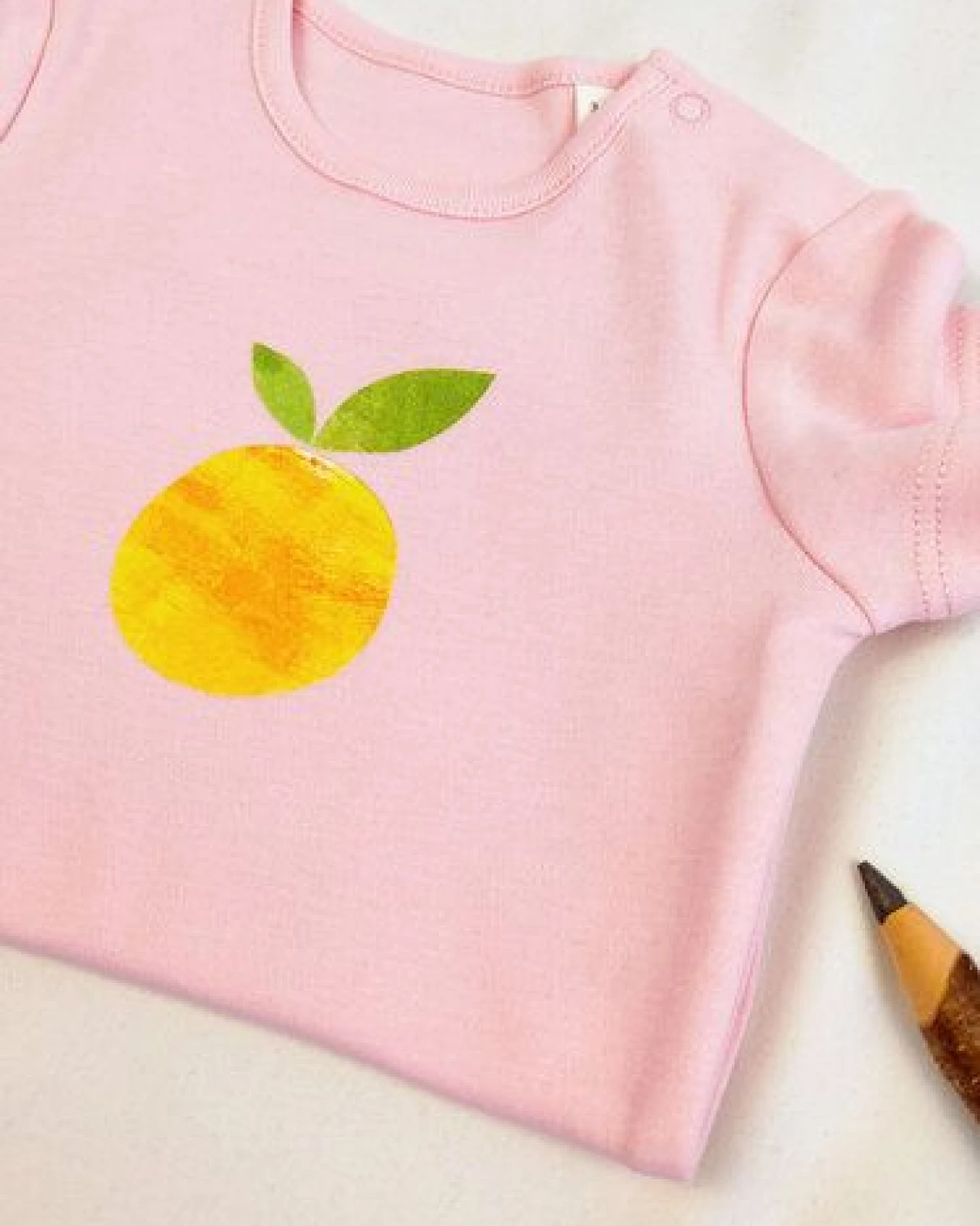 MELAdi Kinder Baby-Body aus Biobaumwolle - Orange auf Pink – Ansicht 3