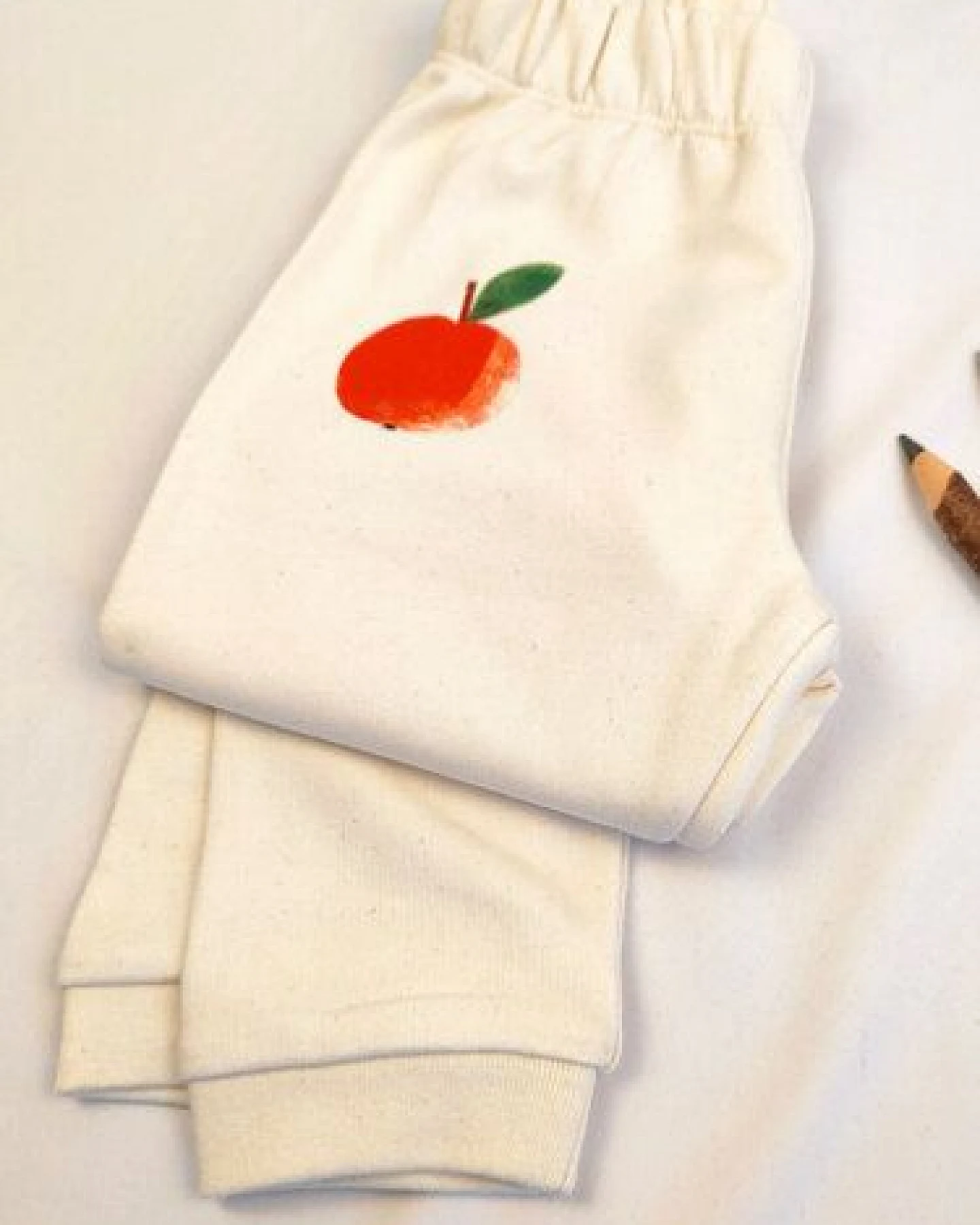 Meladi Kinder Baby-Hose aus Biobaumwolle - Apfel auf Natural Raw – Ansicht 4