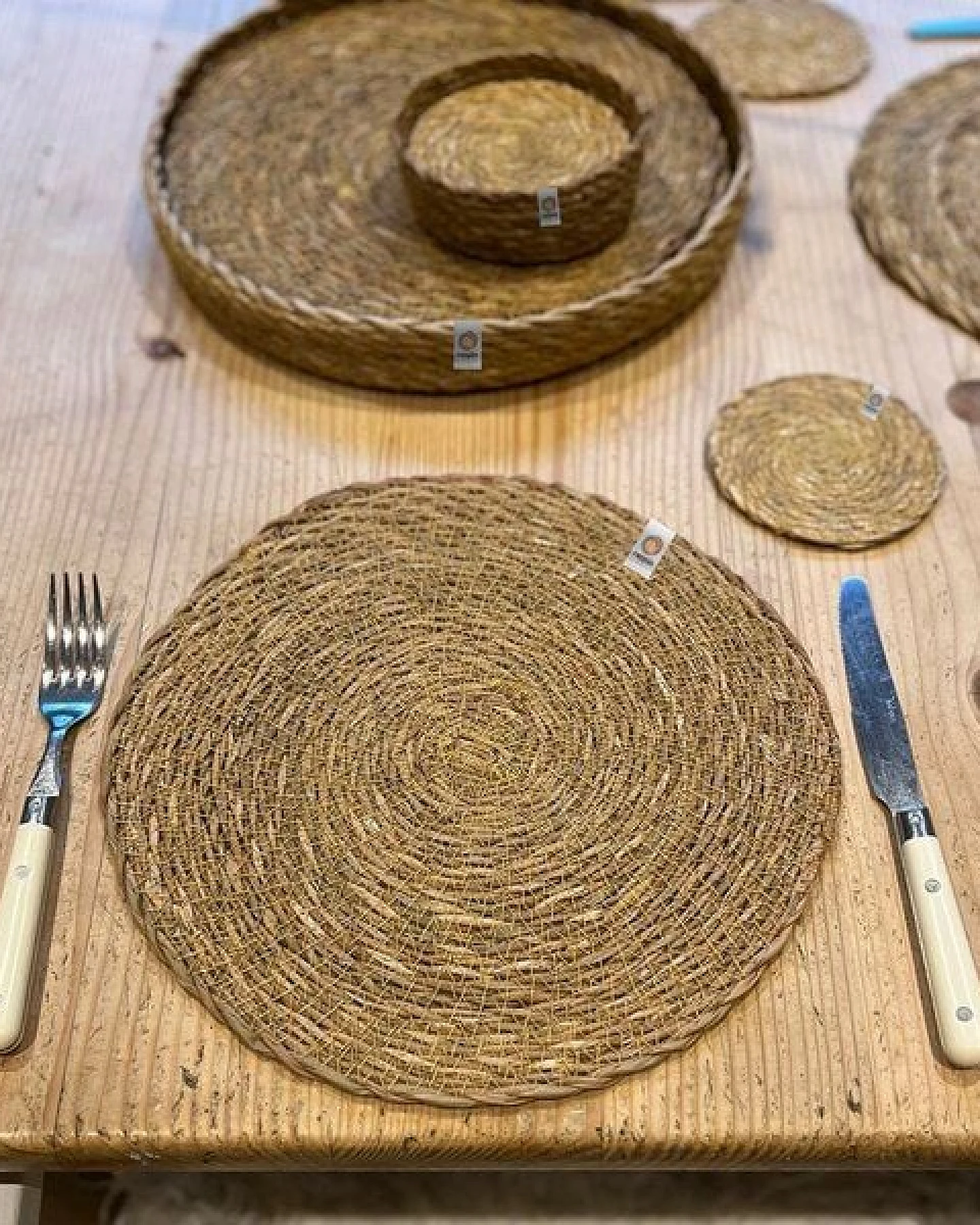 reSpiin Seegras-Tischsets mit Halter - 6er-Set - Natur – Ansicht 4