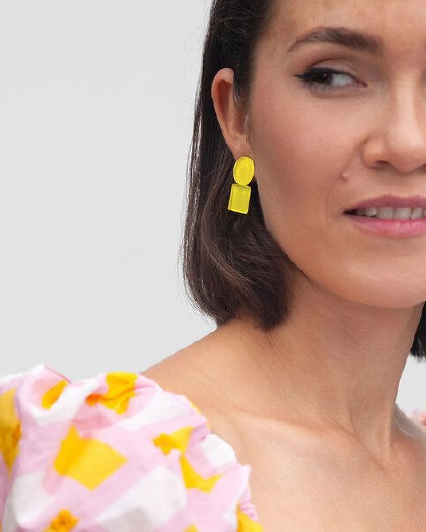 ALEXASCHA Geometrische Clip Ohrringe aus Glas – Ansicht 2