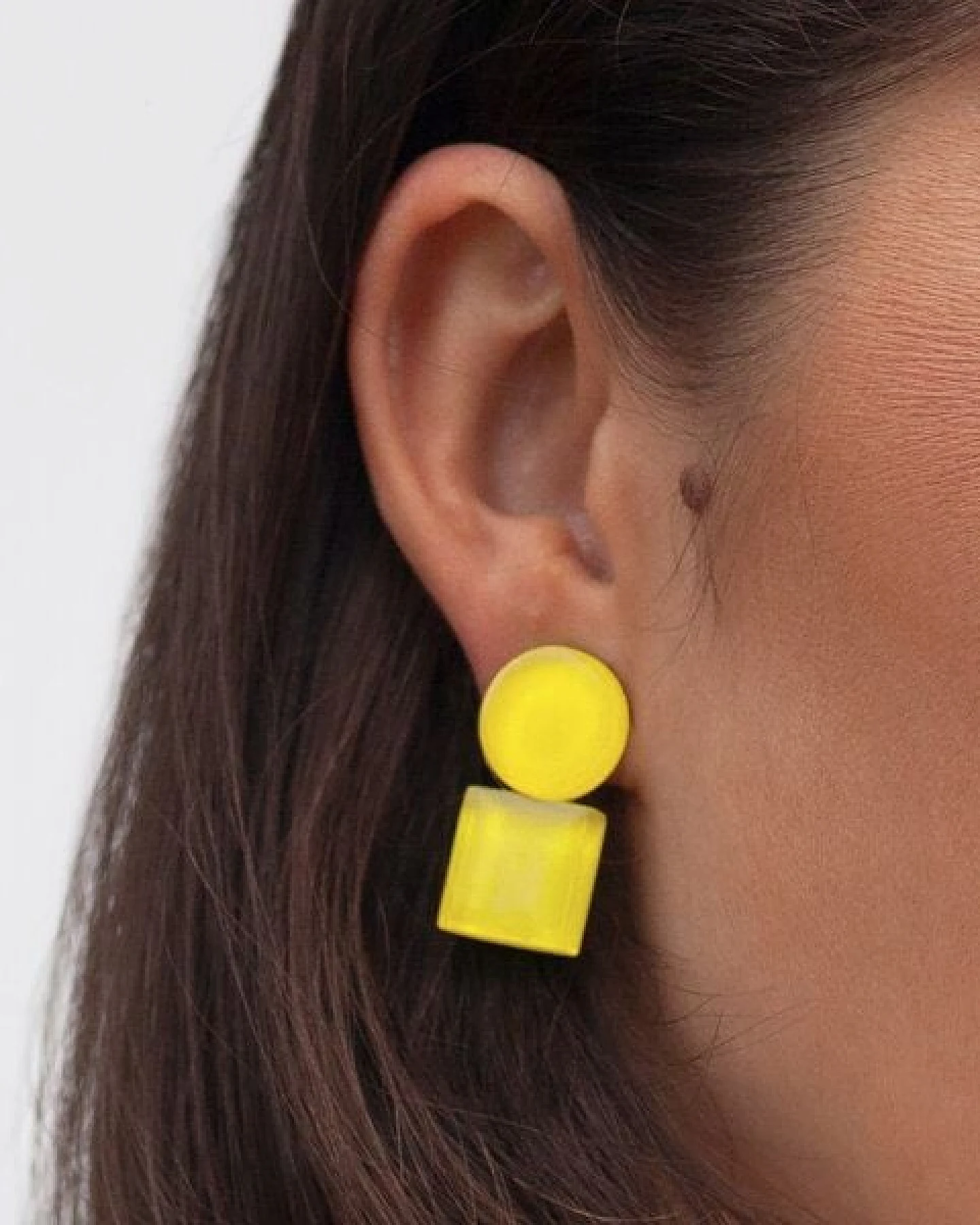 ALEXASCHA Geometrische Clip Ohrringe aus Glas – Ansicht 3