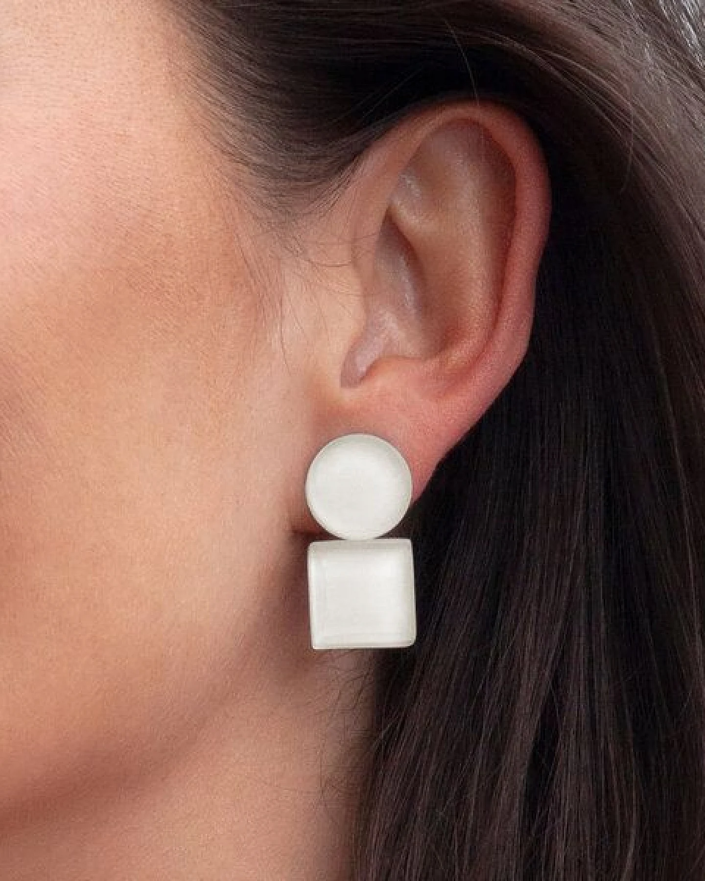 ALEXASCHA Geometrische Clip Ohrringe aus Glas – Ansicht 3