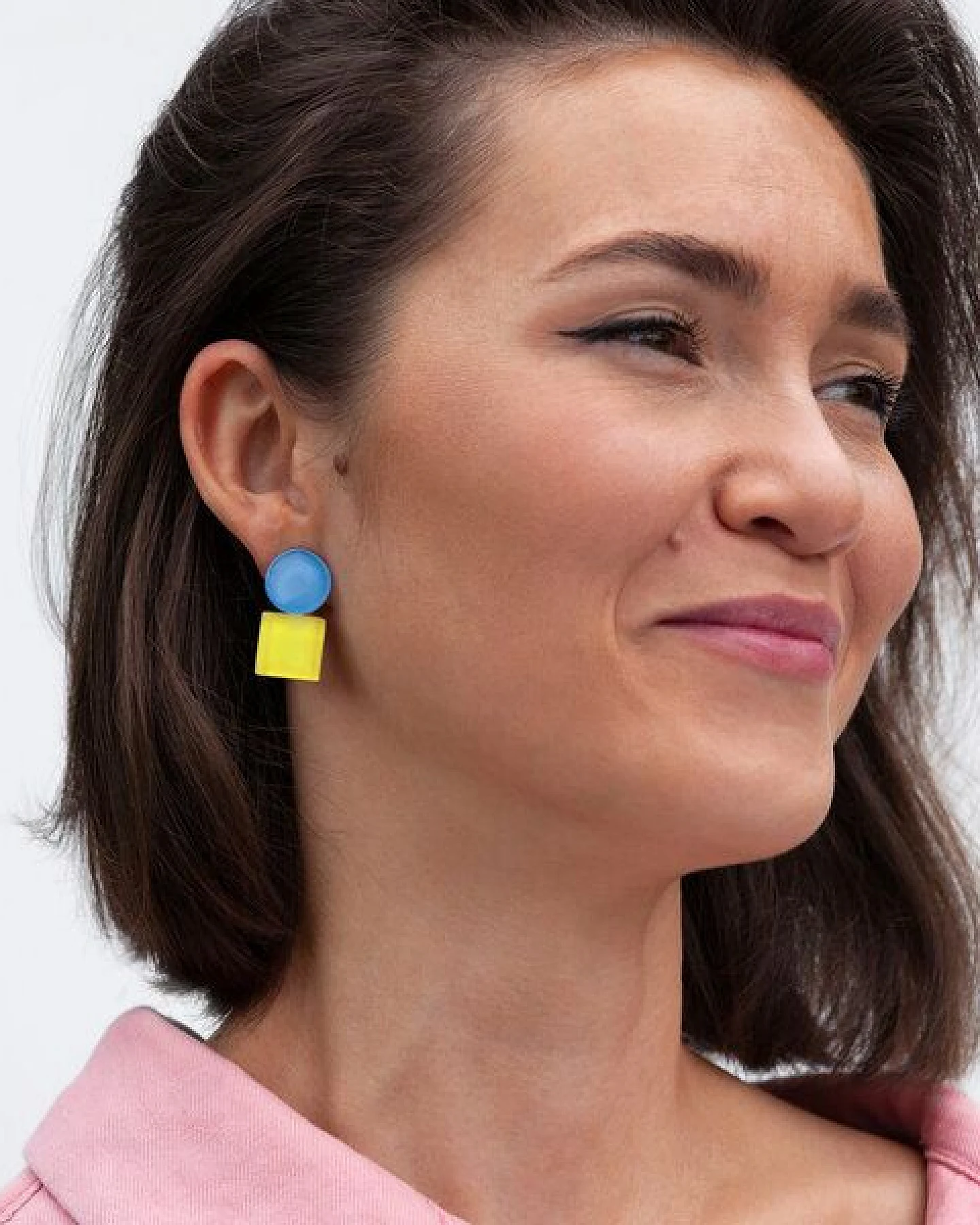 ALEXASCHA Geometrische Clip Ohrringe aus Glas – Ansicht 2