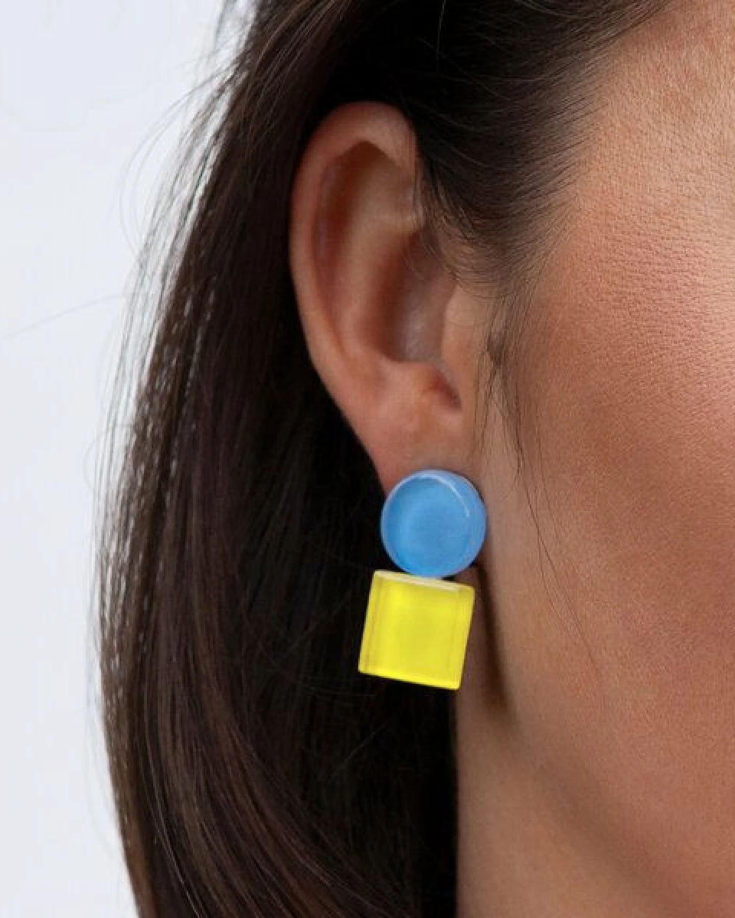 ALEXASCHA Geometrische Clip Ohrringe aus Glas – Ansicht 3