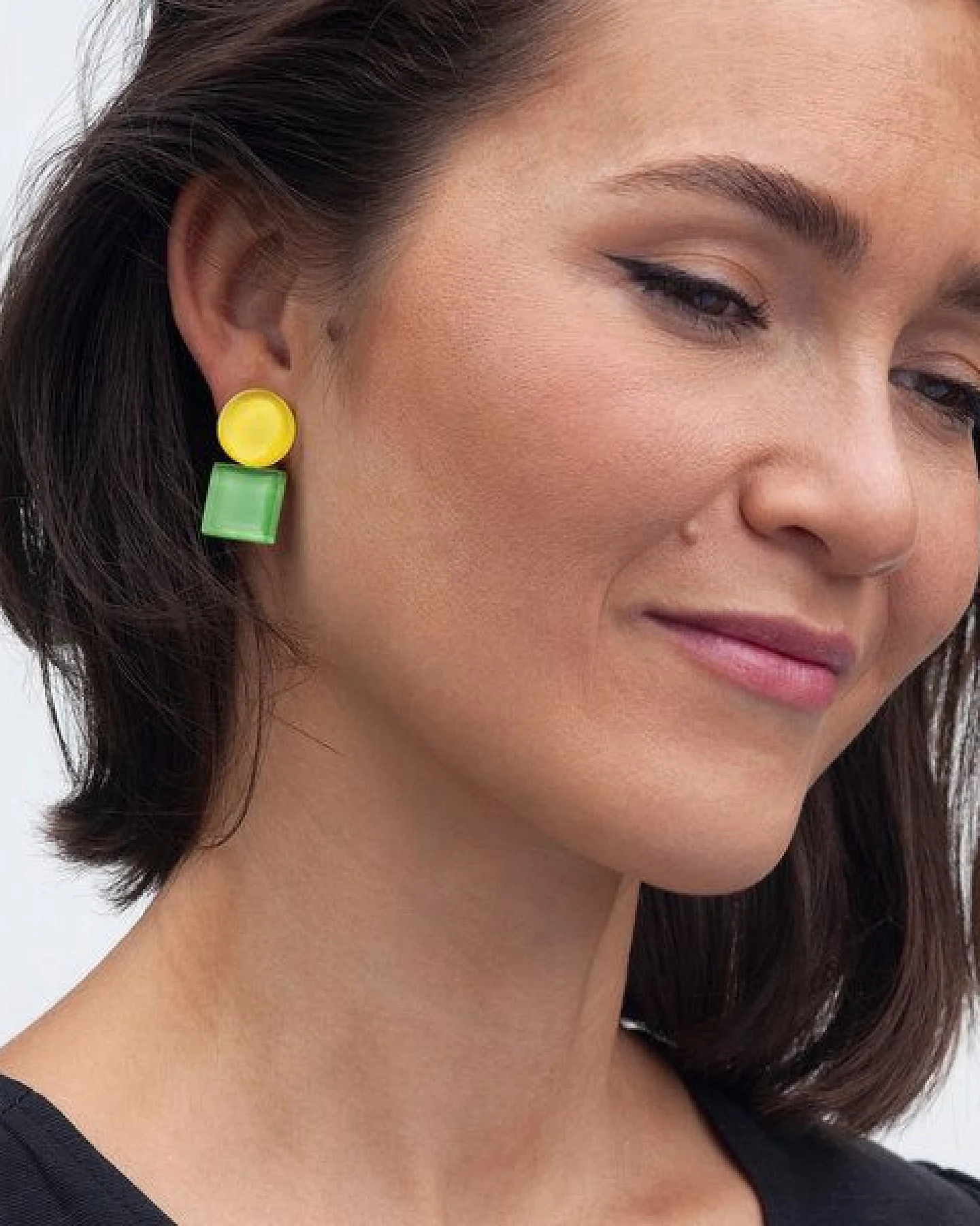 ALEXASCHA Geometrische Clip Ohrringe aus Glas – Ansicht 2
