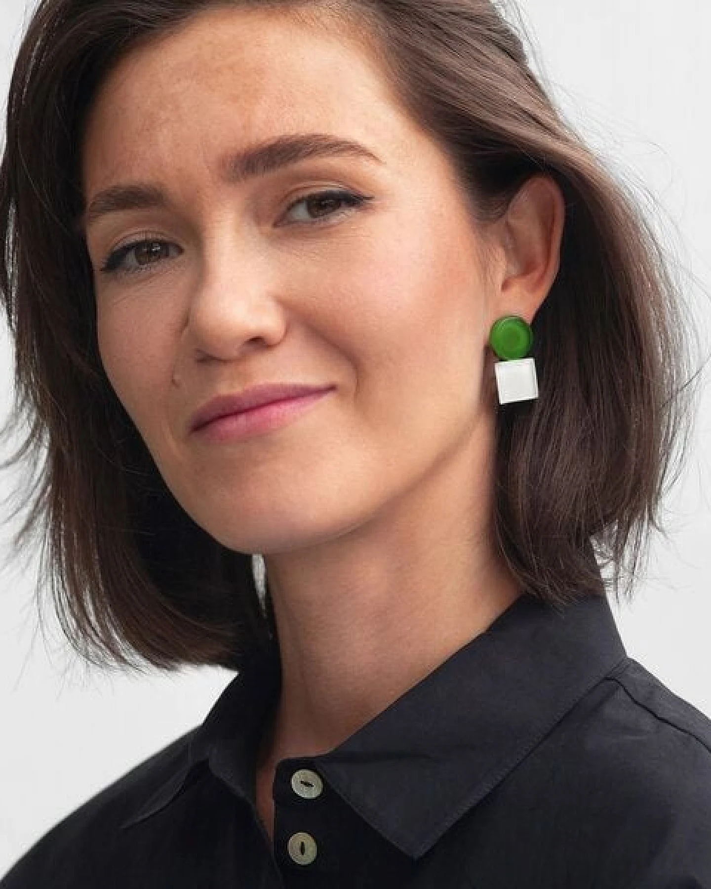 ALEXASCHA Geometrische Clip Ohrringe aus Glas – Ansicht 2