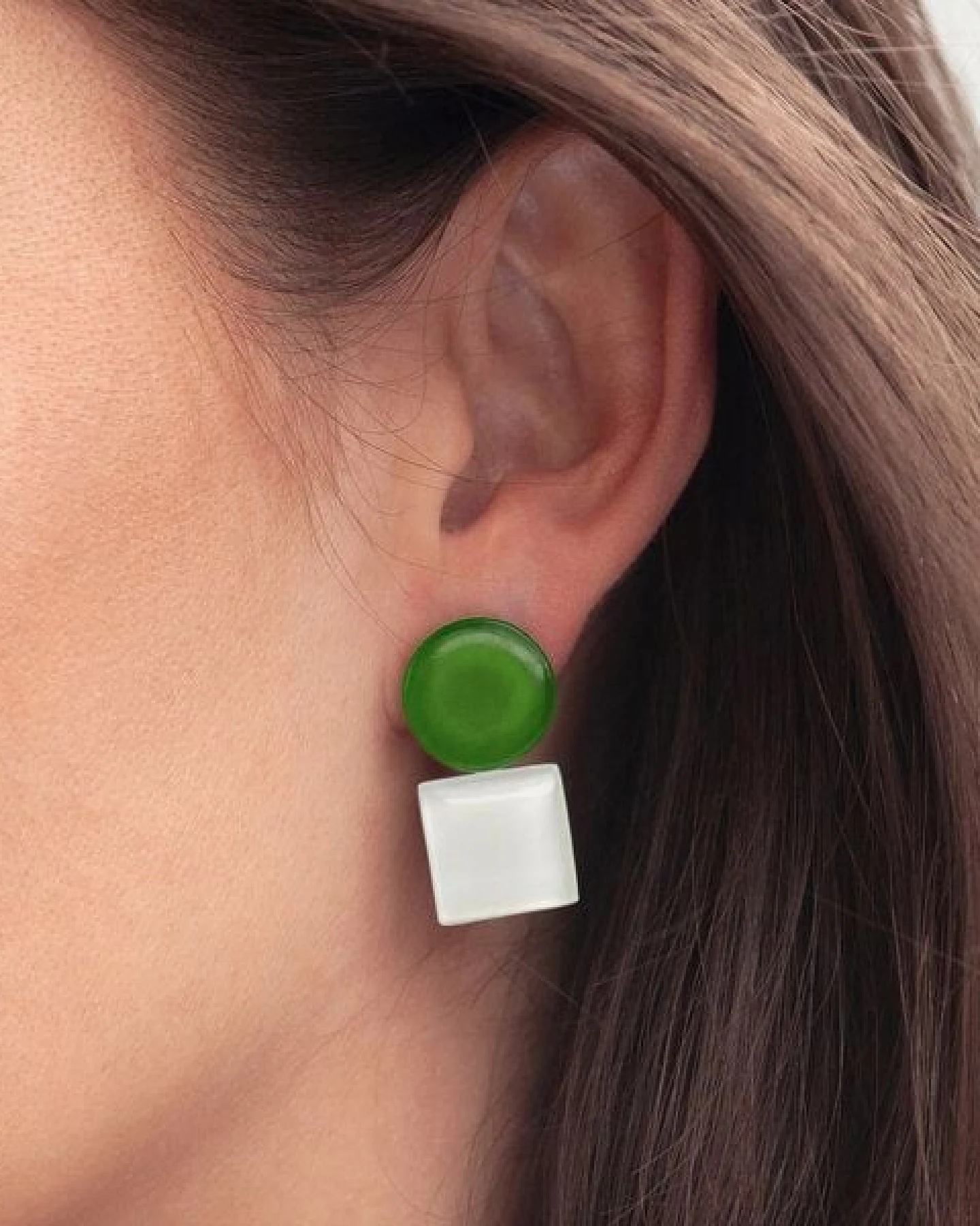 ALEXASCHA Geometrische Clip Ohrringe aus Glas – Ansicht 3