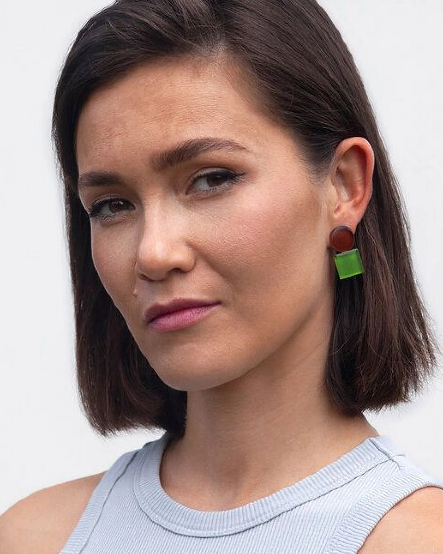 ALEXASCHA Geometrische Clip Ohrringe aus Glas – Ansicht 2