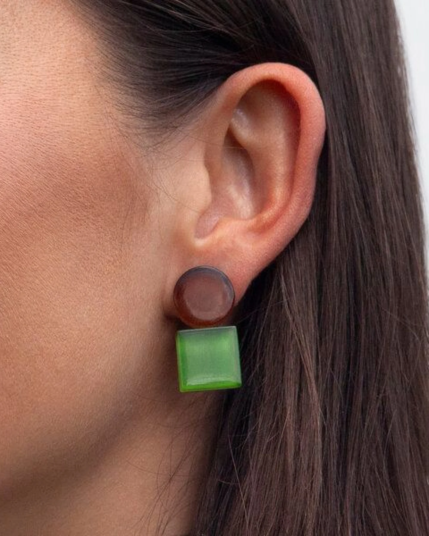 ALEXASCHA Geometrische Clip Ohrringe aus Glas – Ansicht 3