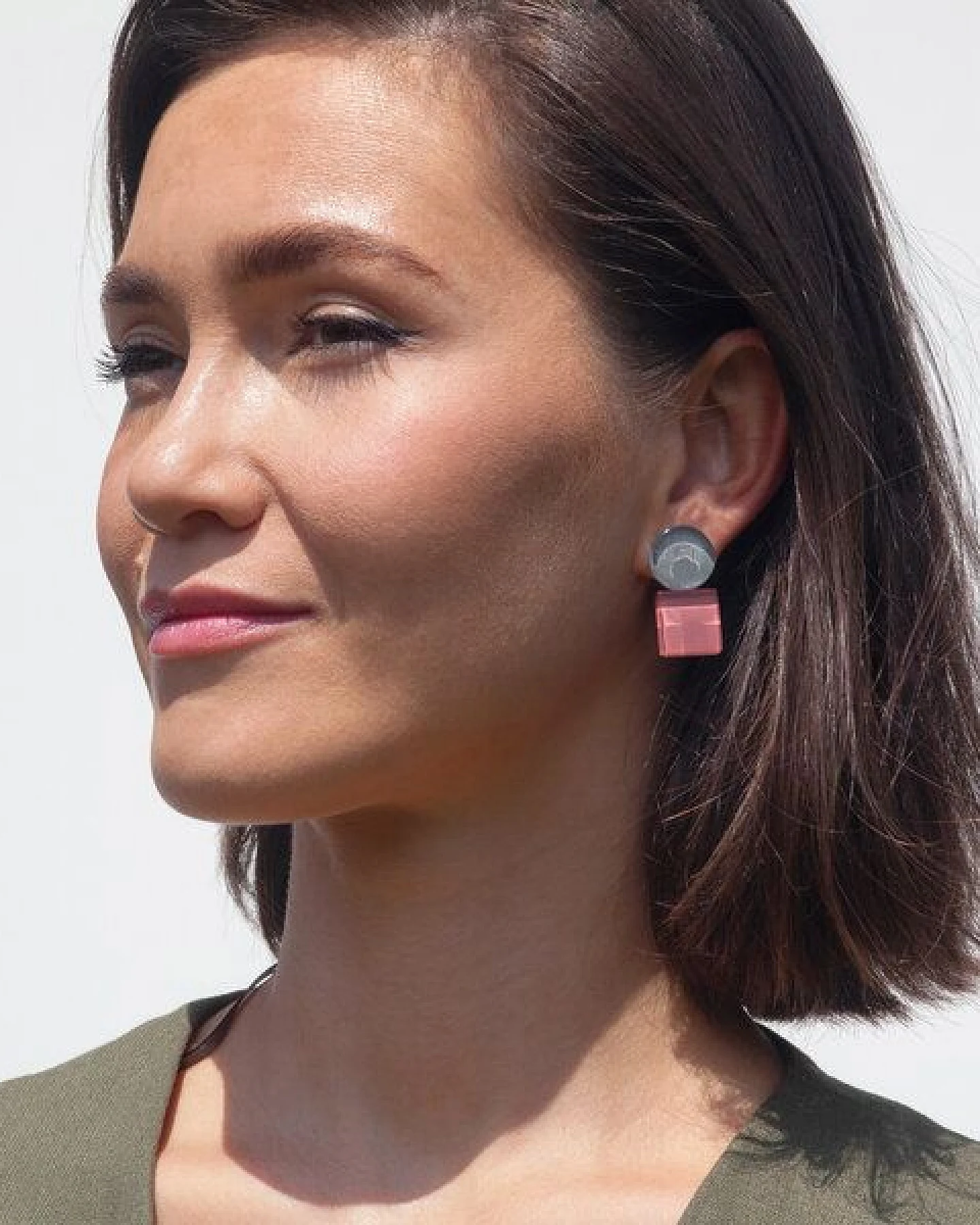 ALEXASCHA Geometrische Clip Ohrringe aus Glas – Ansicht 2