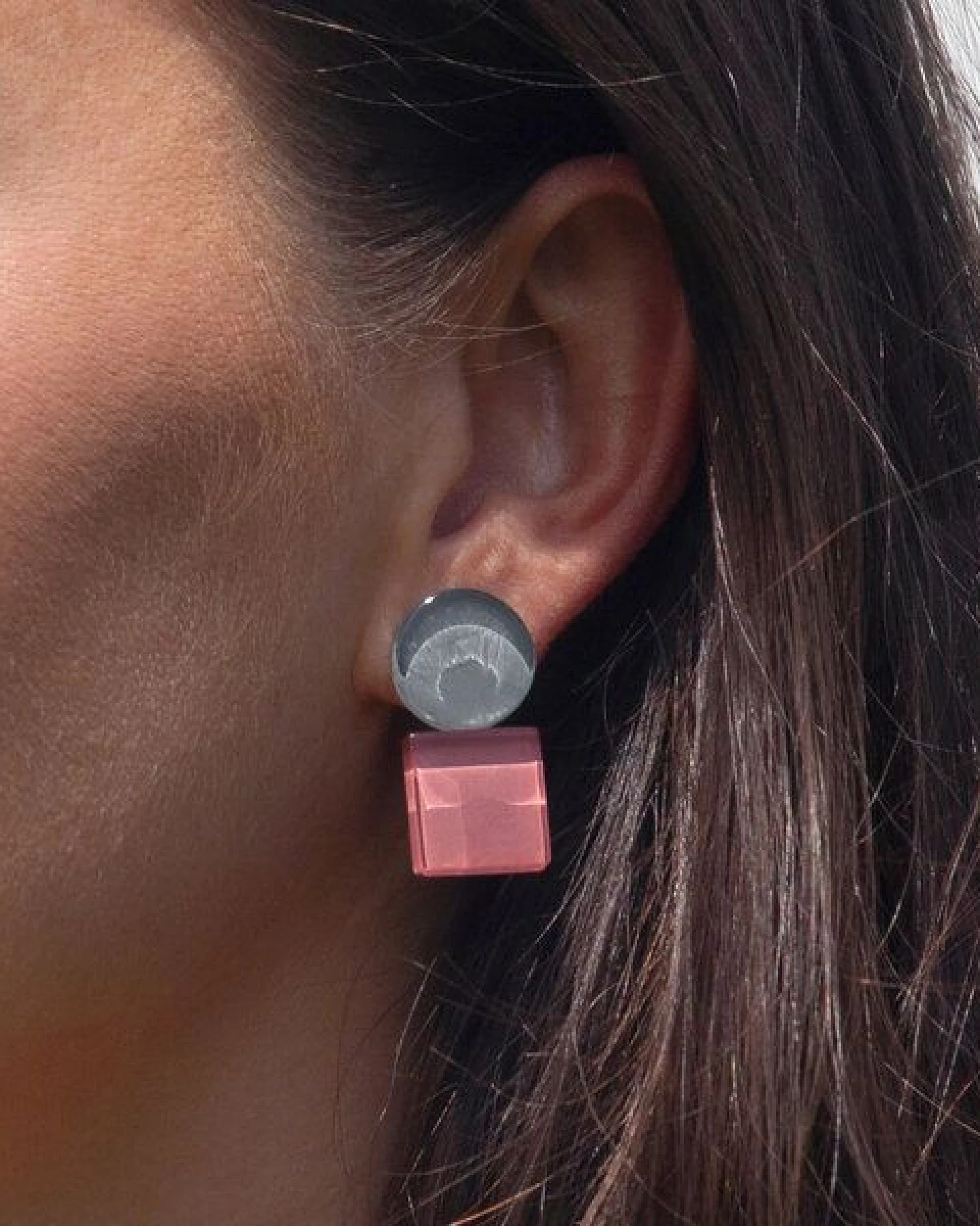 ALEXASCHA Geometrische Clip Ohrringe aus Glas – Ansicht 3