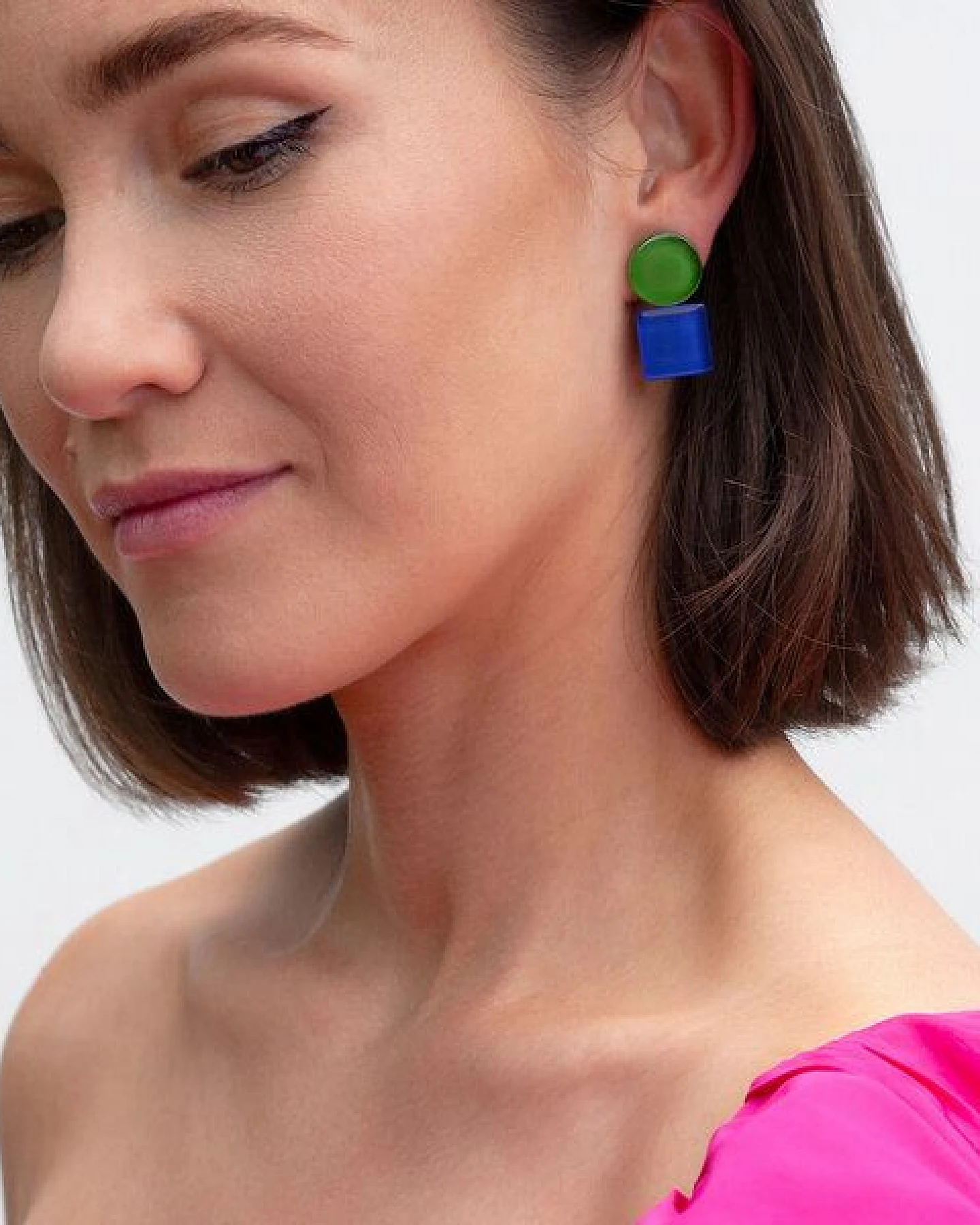 ALEXASCHA Geometrische Clip Ohrringe aus Glas – Ansicht 2