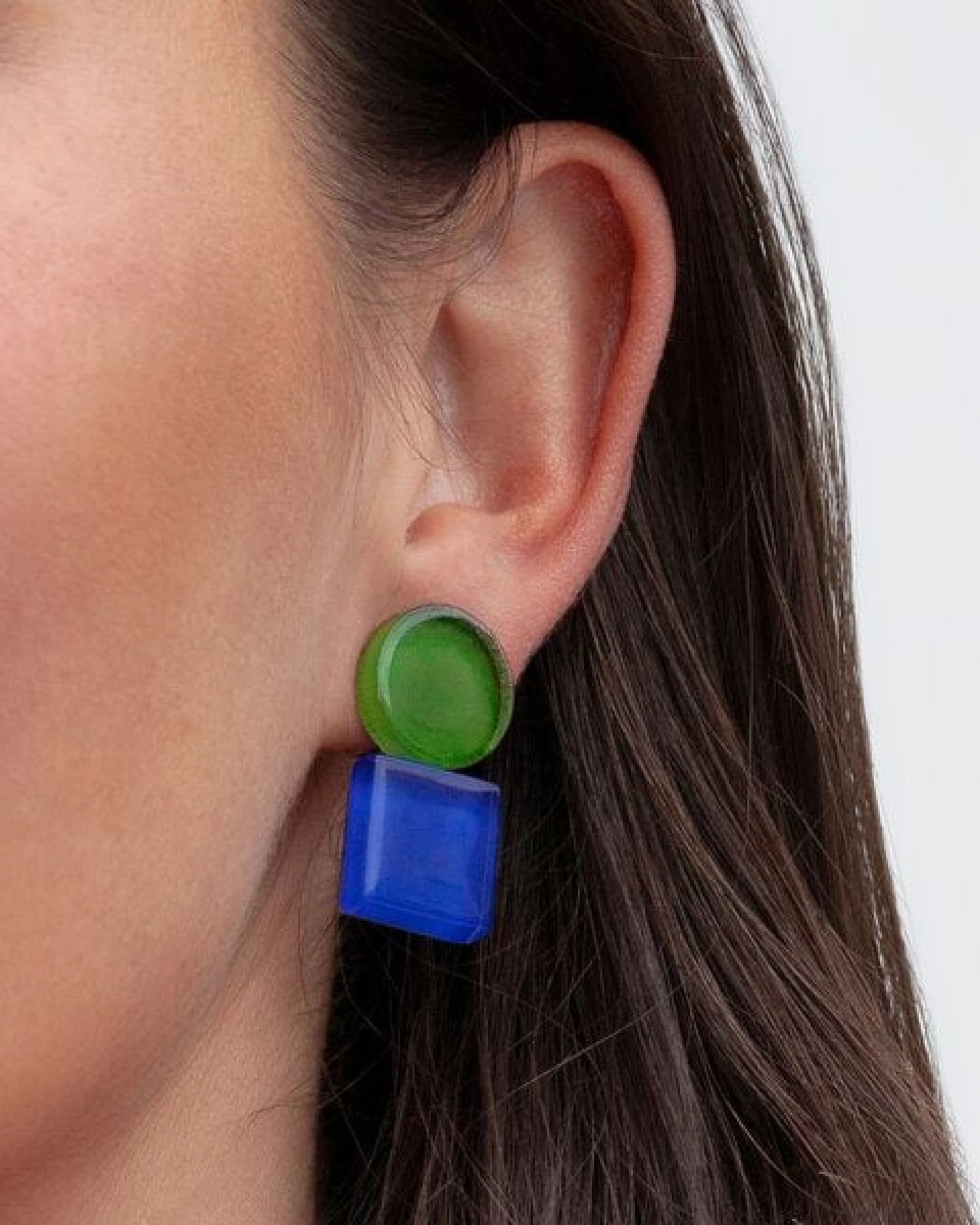 ALEXASCHA Geometrische Clip Ohrringe aus Glas – Ansicht 3