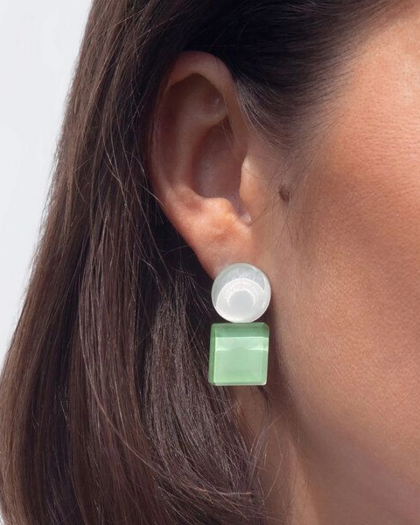 ALEXASCHA Geometrische Clip Ohrringe aus Glas – Ansicht 3