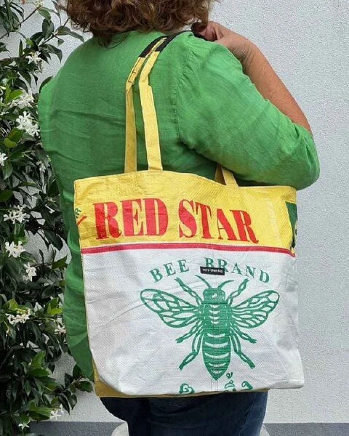 MoreThanHip Reißverschluss Shopper-Tasche aus recyceltem Reis-, Tierfutter- oder Zuckersack – Moni