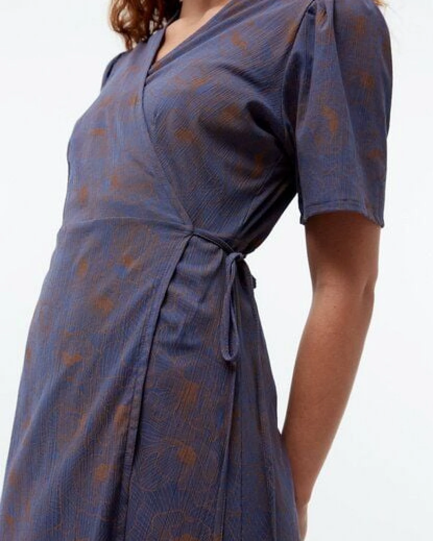 Givn Berlin Wickelkleid GBBABETTE aus Bio-Baumwoll Crepe - Nightshade Blue (Outlines) – Ansicht 4