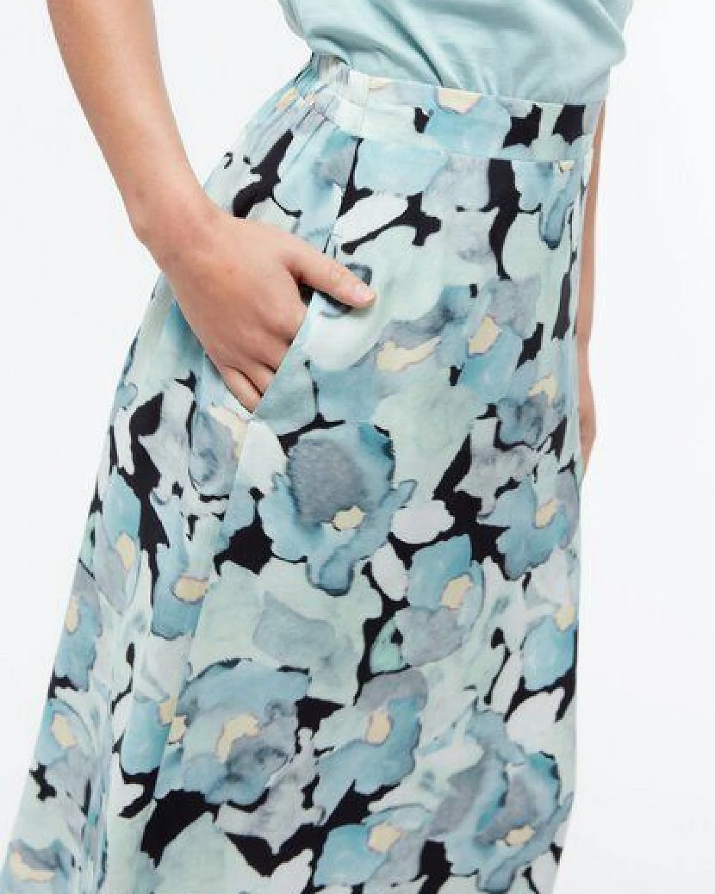 Givn Berlin Midi-Rock GBVANA aus TENCEL - Gentle Blue (Dreamy Florals) – Ansicht 4
