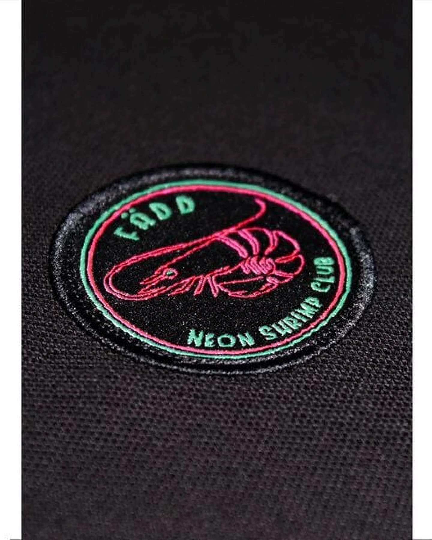 FÄDD Herren Poloshirt aus Bio-Baumwolle "Neon Shrimp Club" Schwarz – Ansicht 4