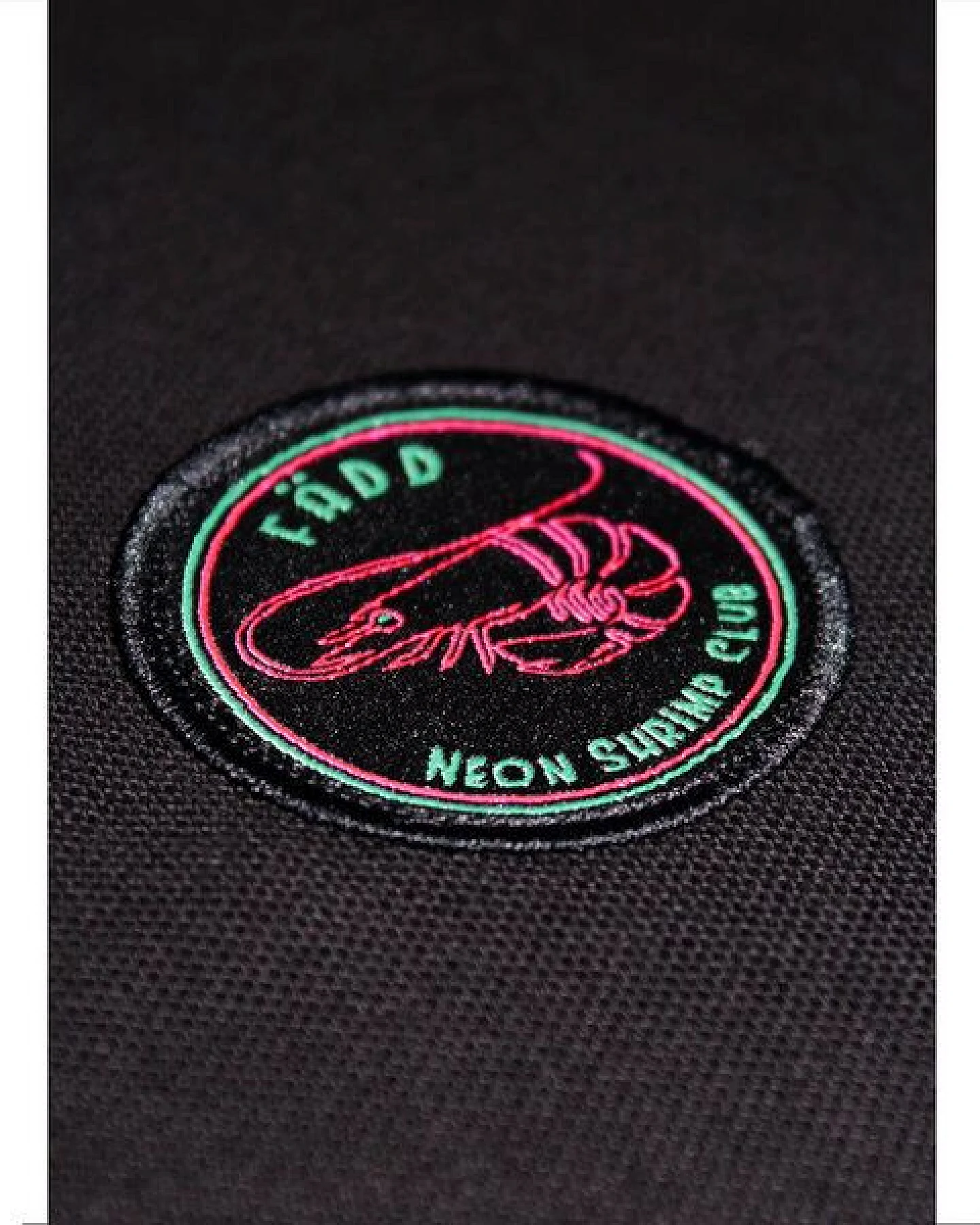 FÄDD Herren Poloshirt aus Bio-Baumwolle "Neon Shrimp Club" Schwarz – Ansicht 4
