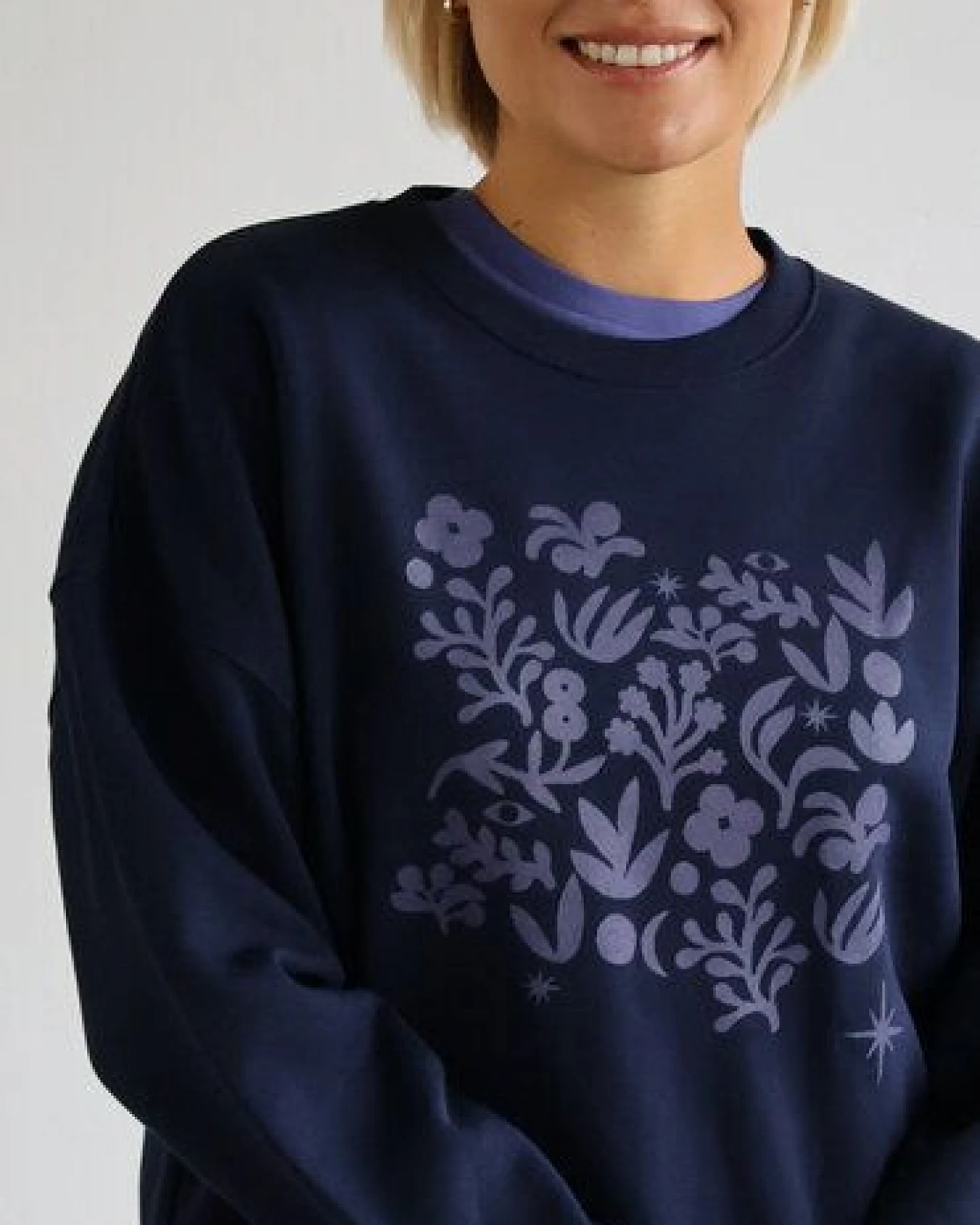 Kultgut Artdesign - Biofair- Pulloversweater im Boxistyle / Flowers by Night – Ansicht 3
